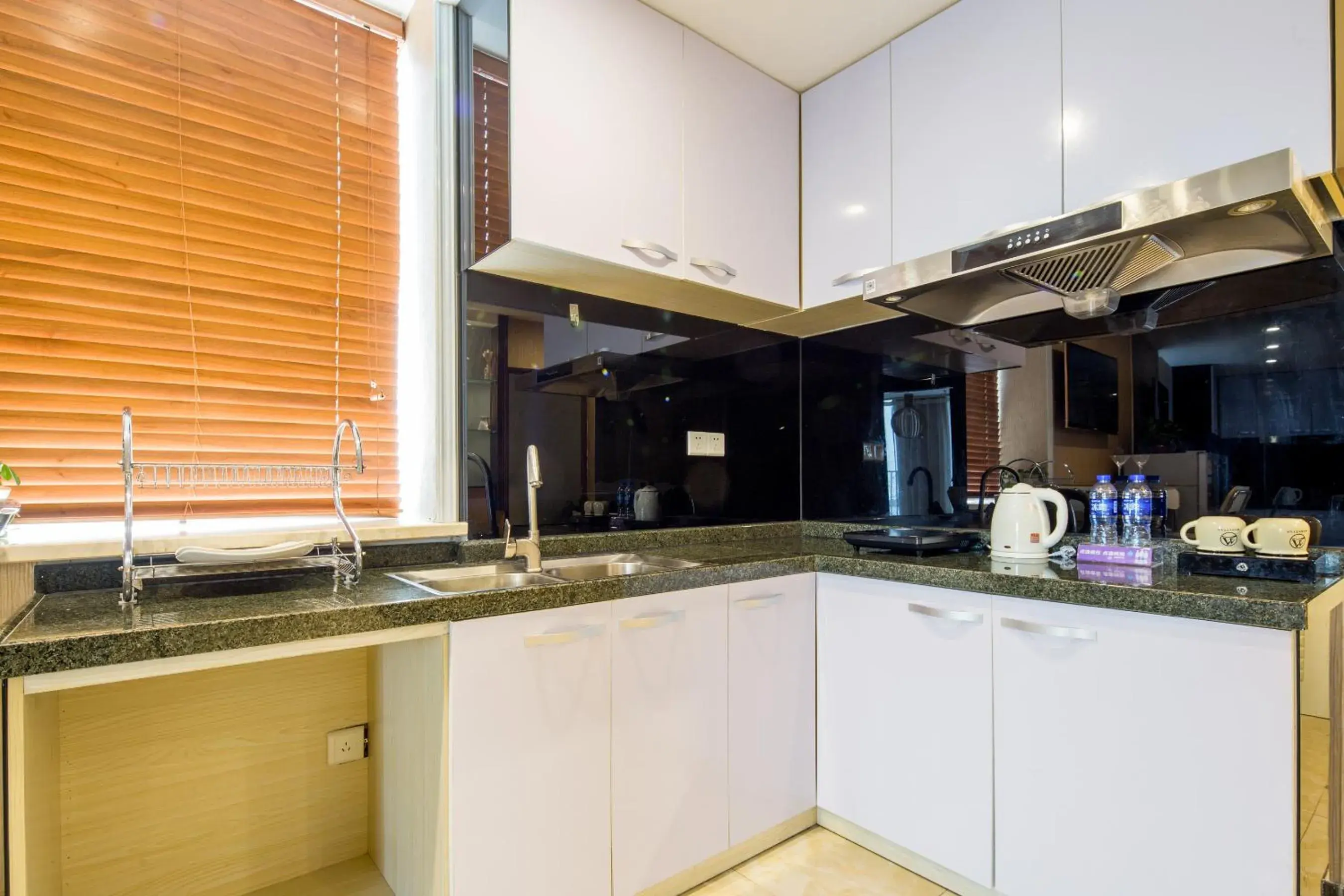 Kitchen or kitchenette, Kitchen/Kitchenette in Guangzhou Manhattan International Apartment Zhengjia Branch