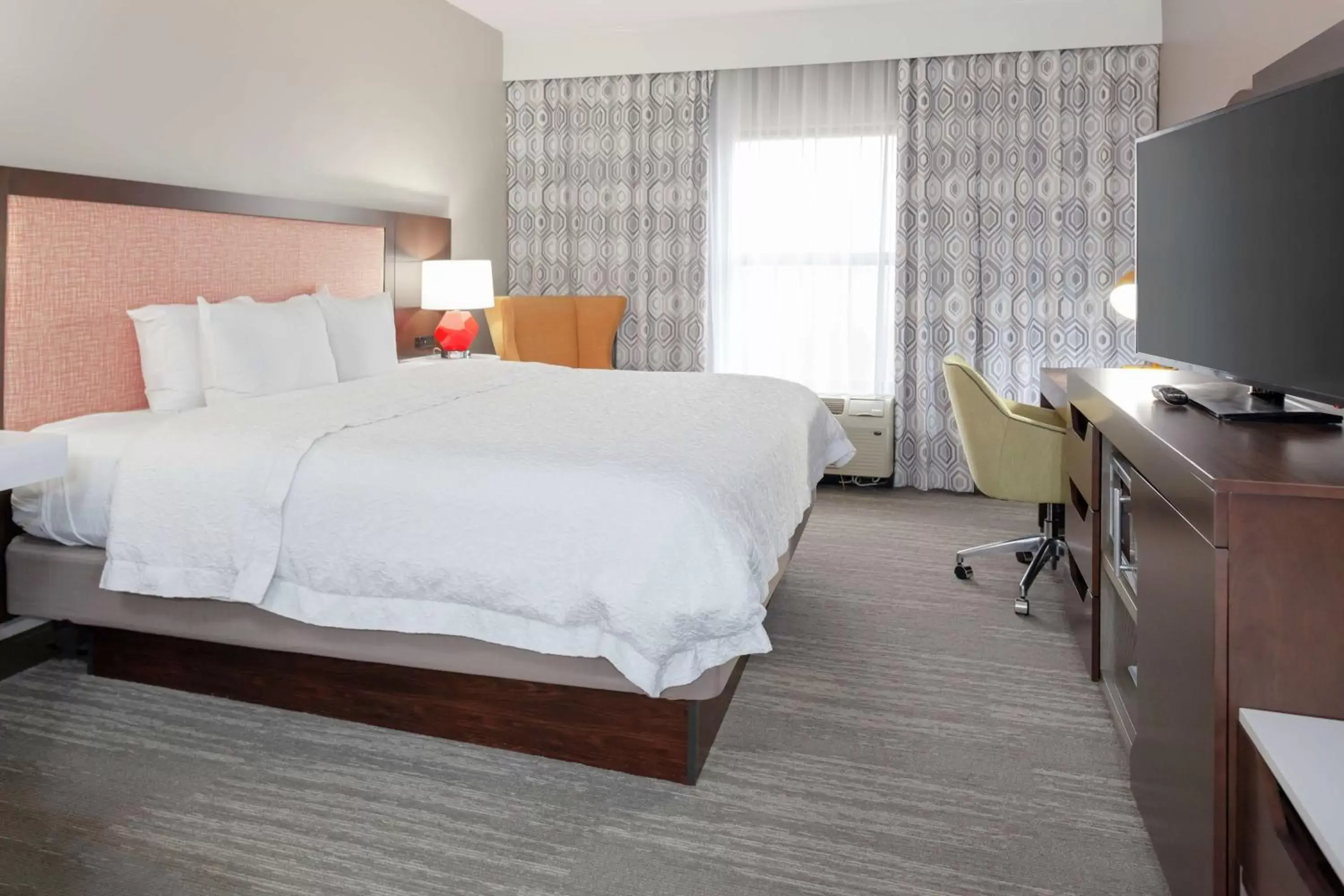 Bedroom, Bed in Hampton Inn & Suites Concord-Charlotte