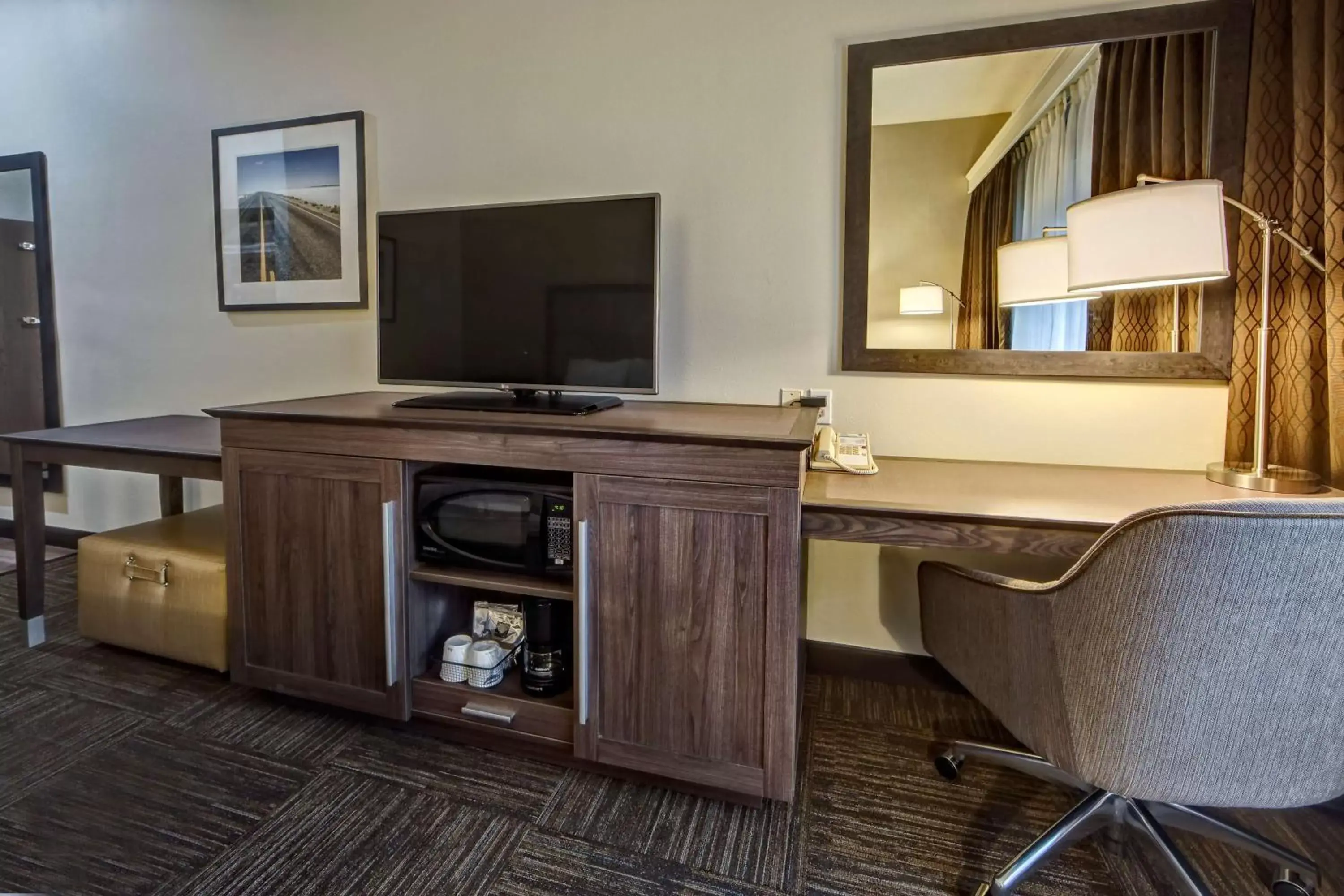 Living room, TV/Entertainment Center in Hampton Inn Salt Lake City-Layton