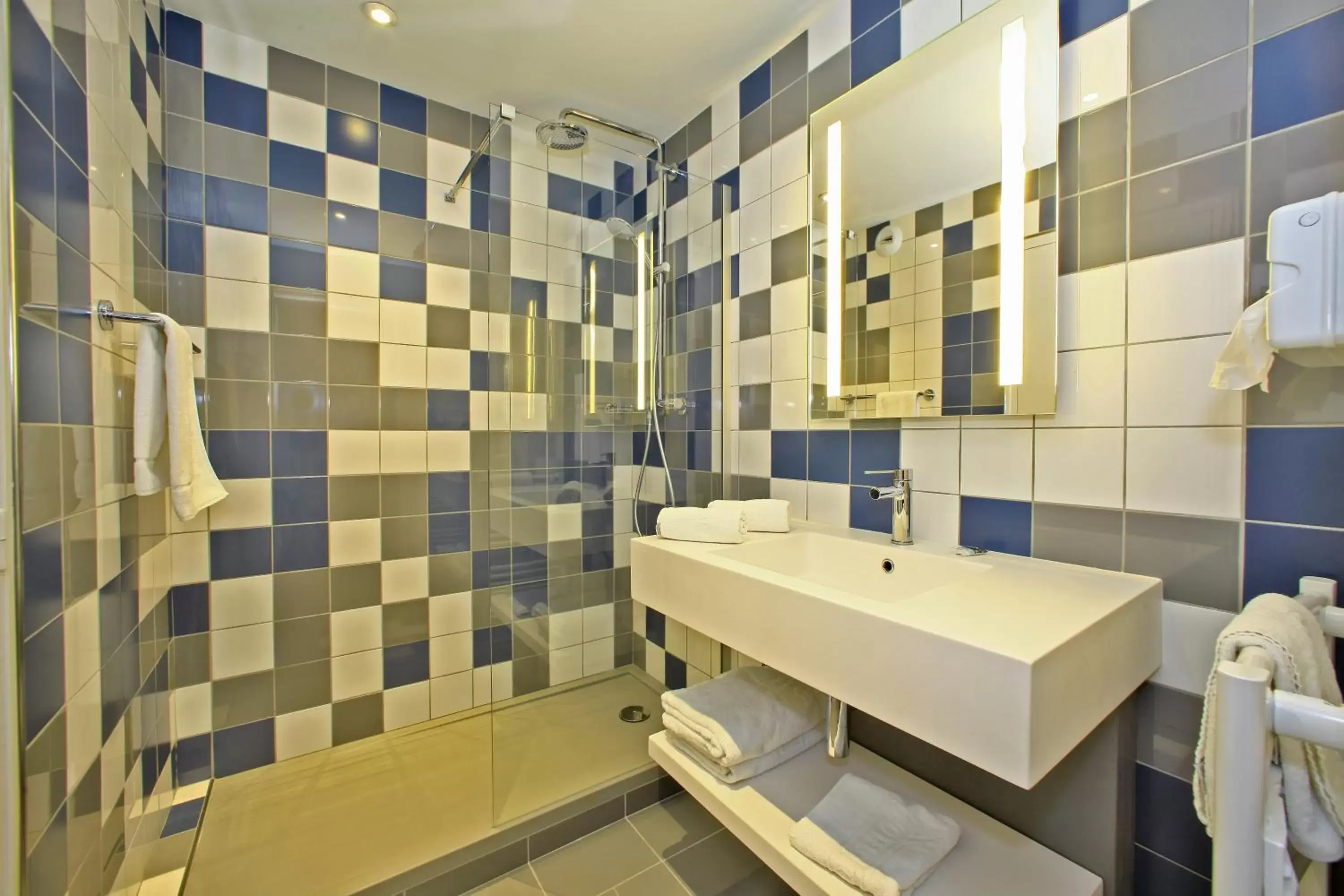 Shower, Bathroom in Mercure Castres L'Occitan