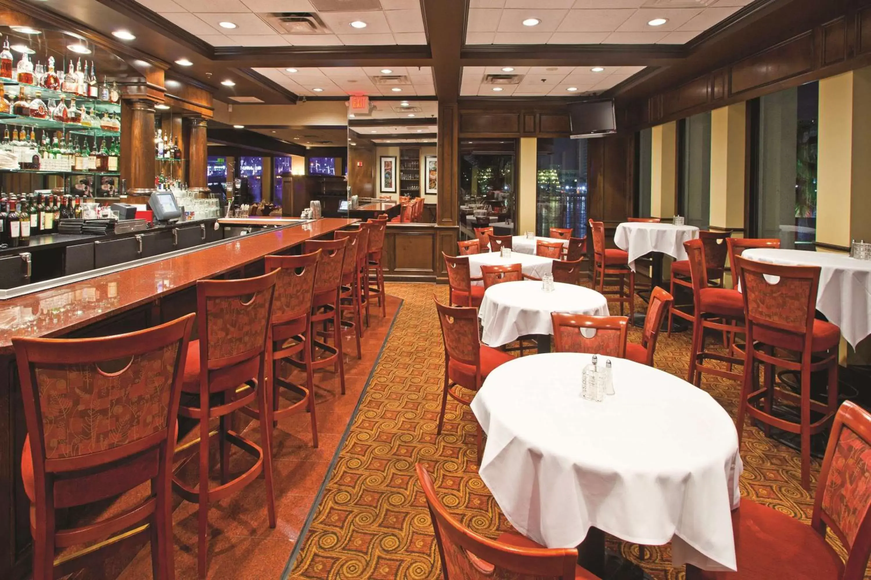 Lounge or bar, Restaurant/Places to Eat in DoubleTree by Hilton Jacksonville Riverfront, FL