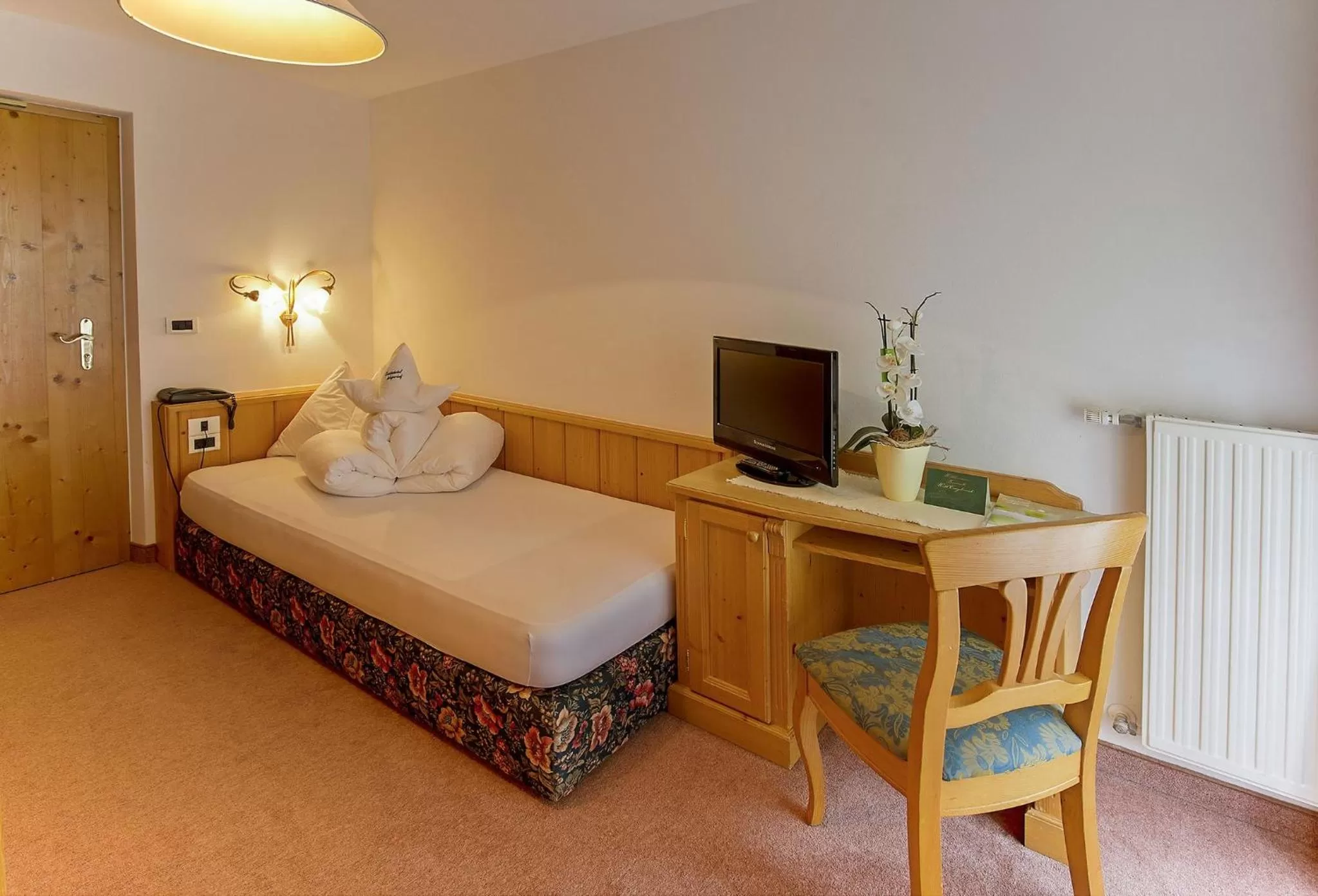 Photo of the whole room, Bed in Santeshotel