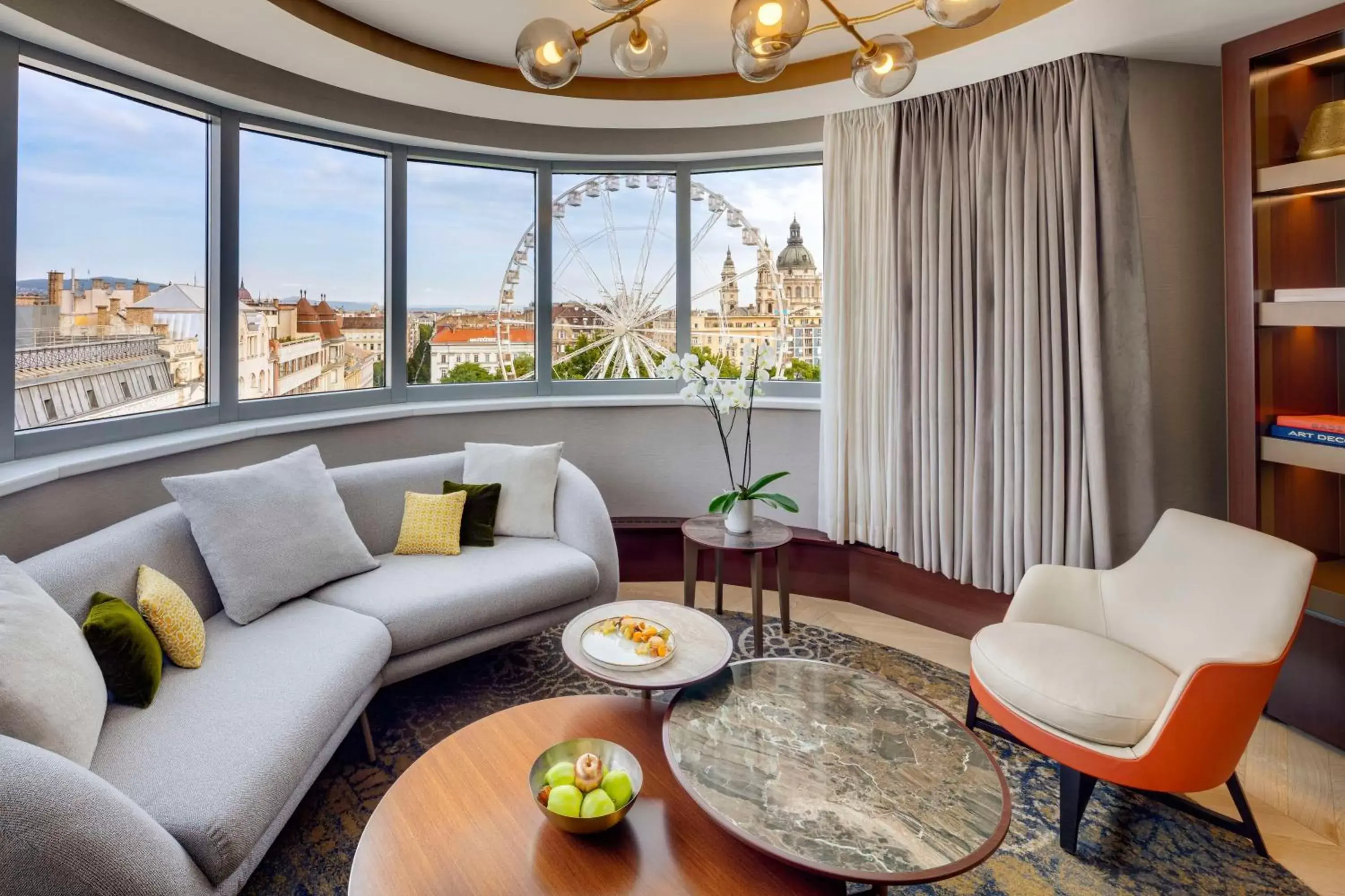 Photo of the whole room, Seating Area in Kempinski Hotel Corvinus Budapest