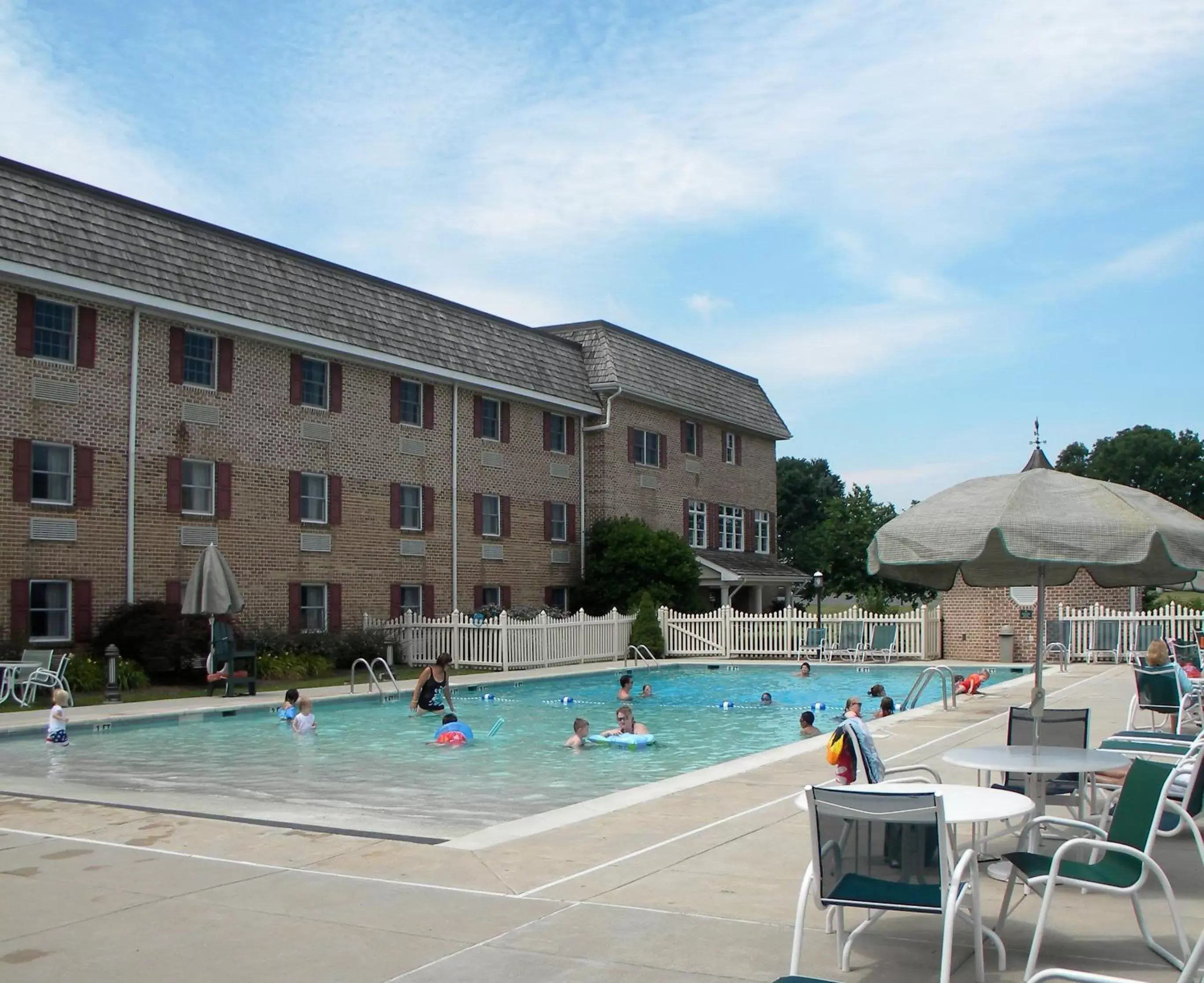 Swimming pool, Property Building in Bird-in-Hand Family Inn