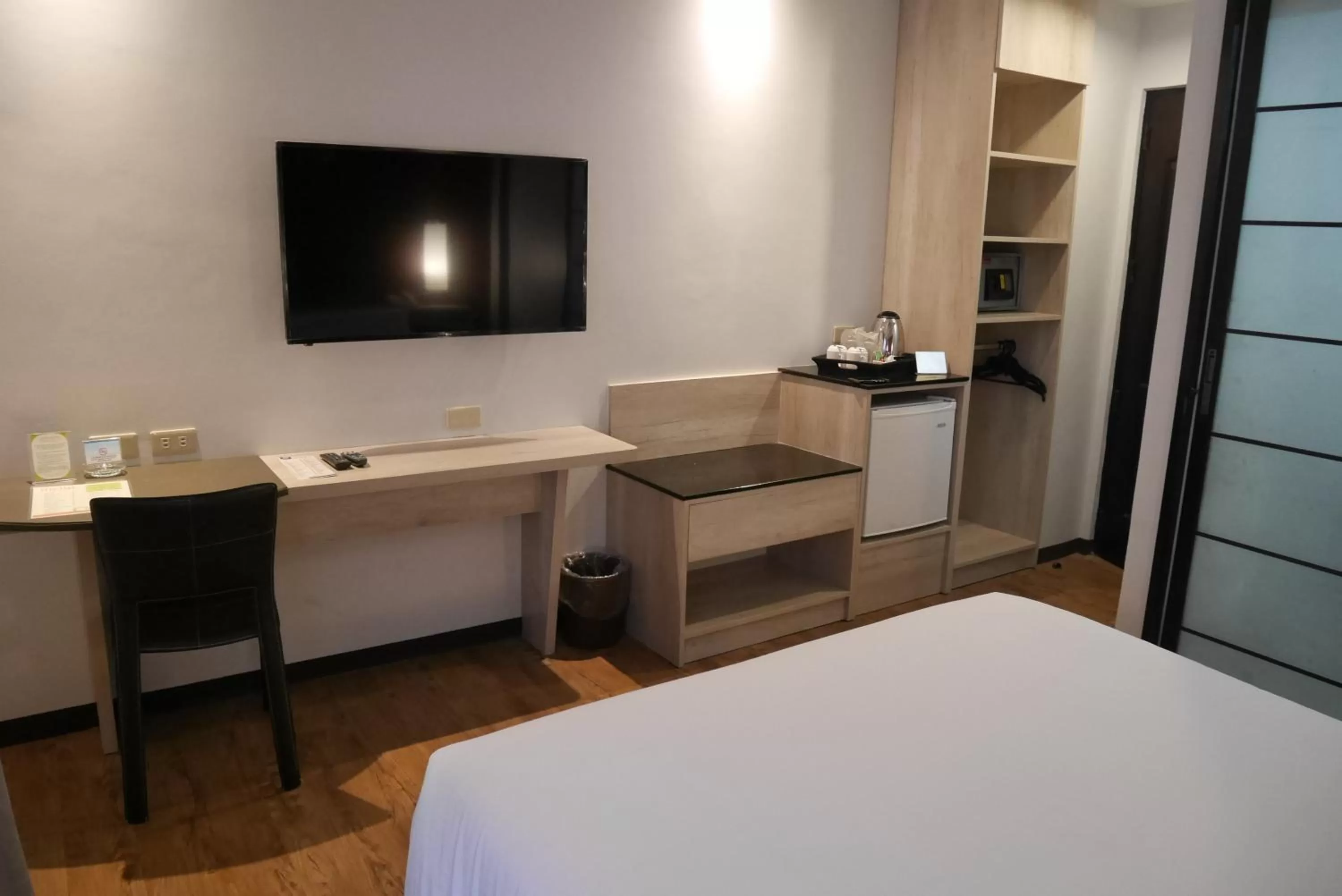 TV and multimedia, Bed in Circle Inn Hotel and Suites Bacolod