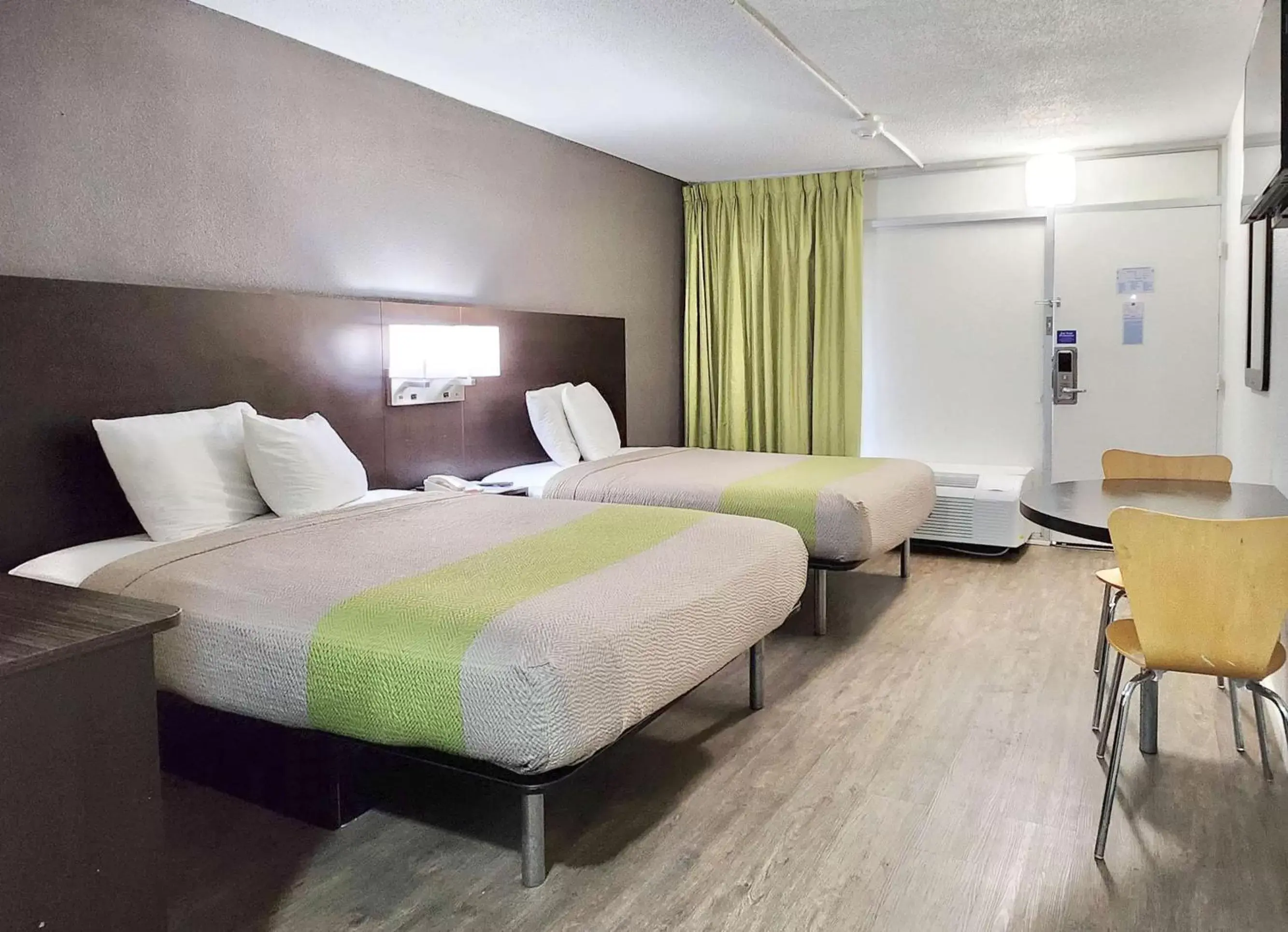 Bedroom, Bed in Motel 6-Columbus, GA - Downtown