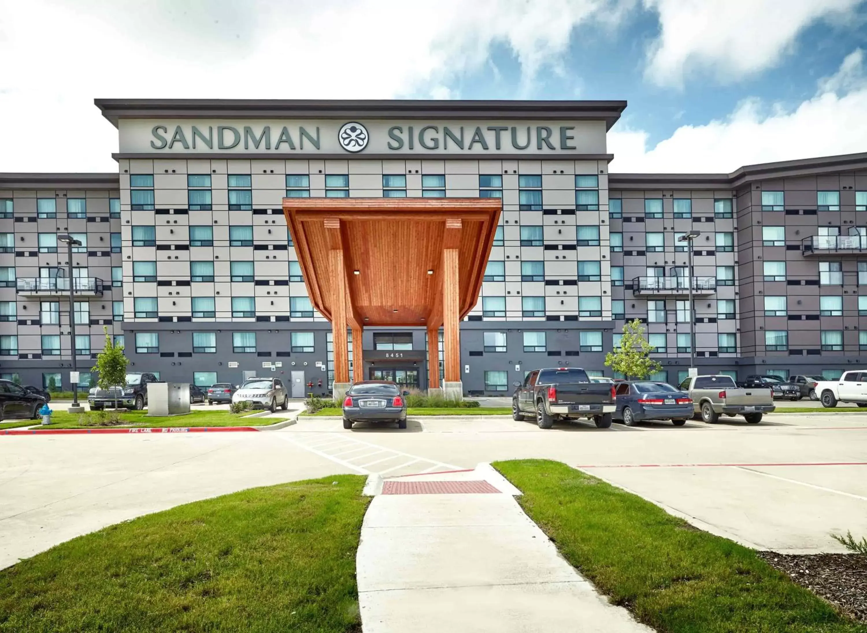 Property Building in Sandman Signature Plano-Frisco Hotel