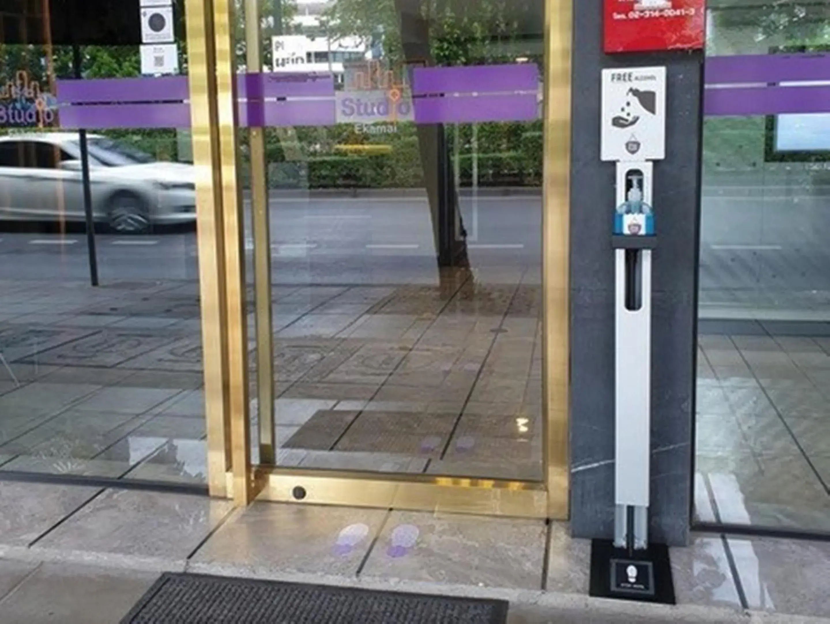 Facade/entrance in Studio Ekamai Facade/entrance in Studio Ekamai