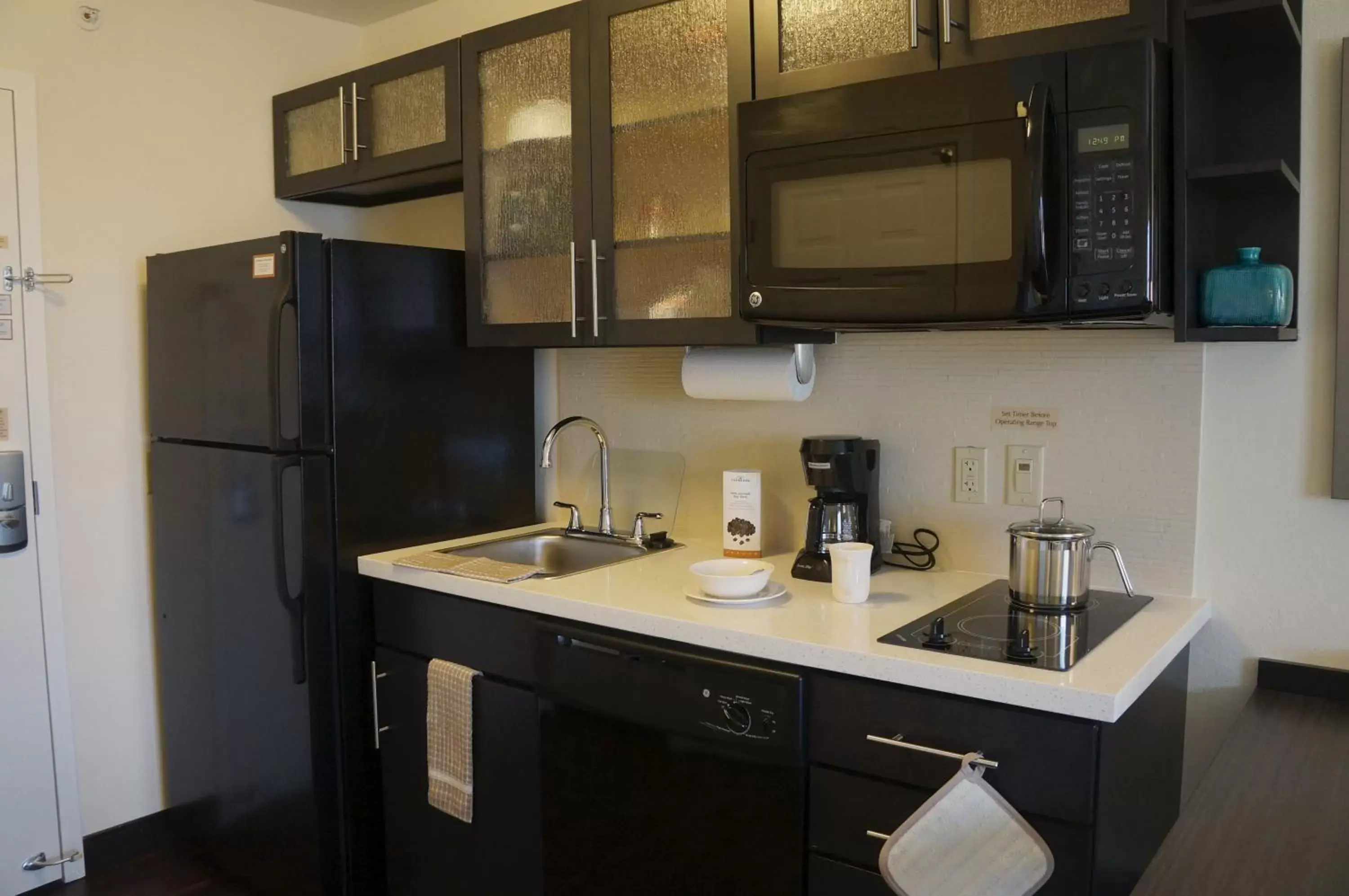 Photo of the whole room, Kitchen/Kitchenette in Candlewood Suites Harrisburg-Hershey, an IHG Hotel