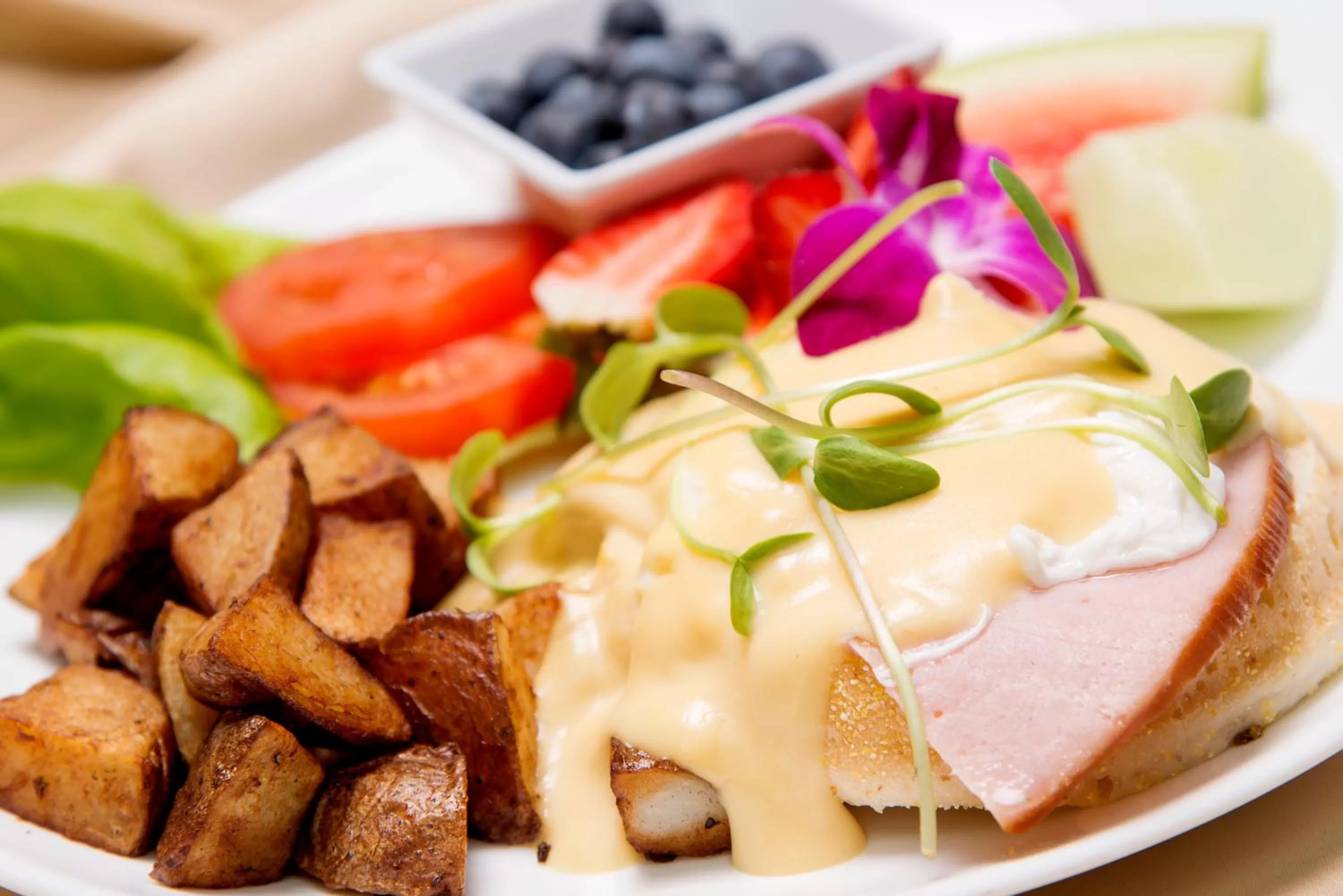 Breakfast in Hotel & Suites Le Dauphin Drummondville