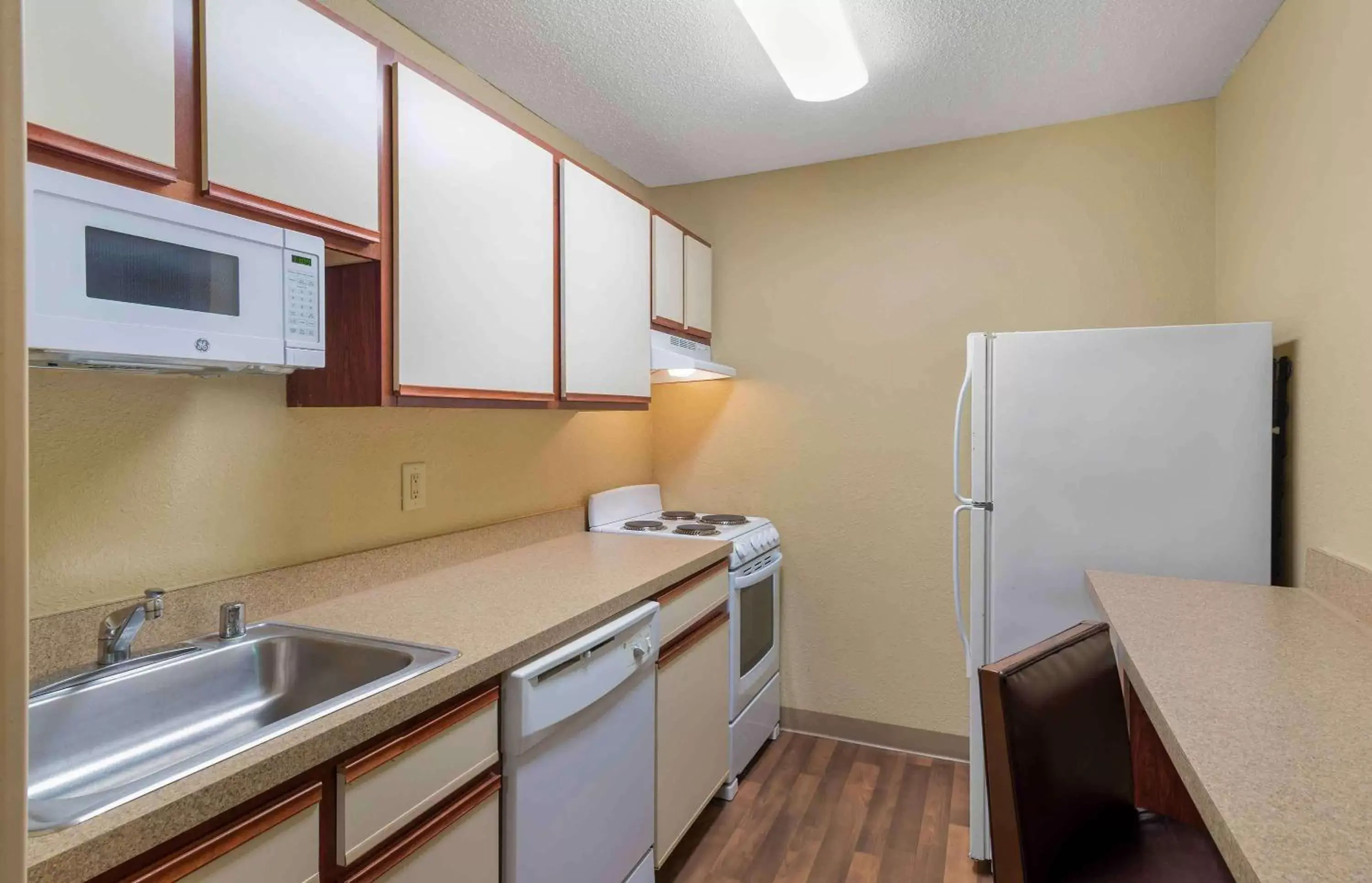 Bedroom, Kitchen/Kitchenette in Extended Stay America Suites - Atlanta - Kennesaw Chastain Rd