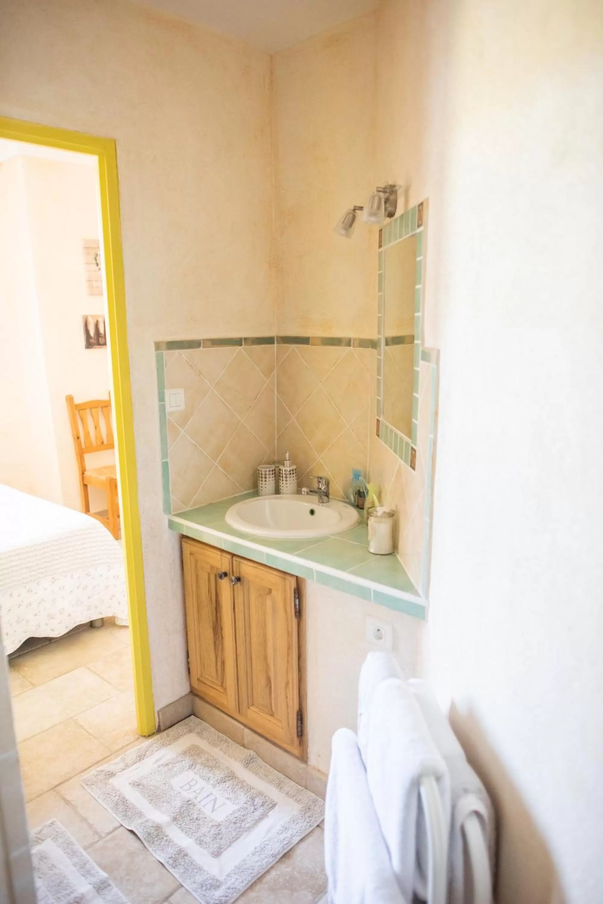 Shower, Bed in Chateau de Sainte Croix