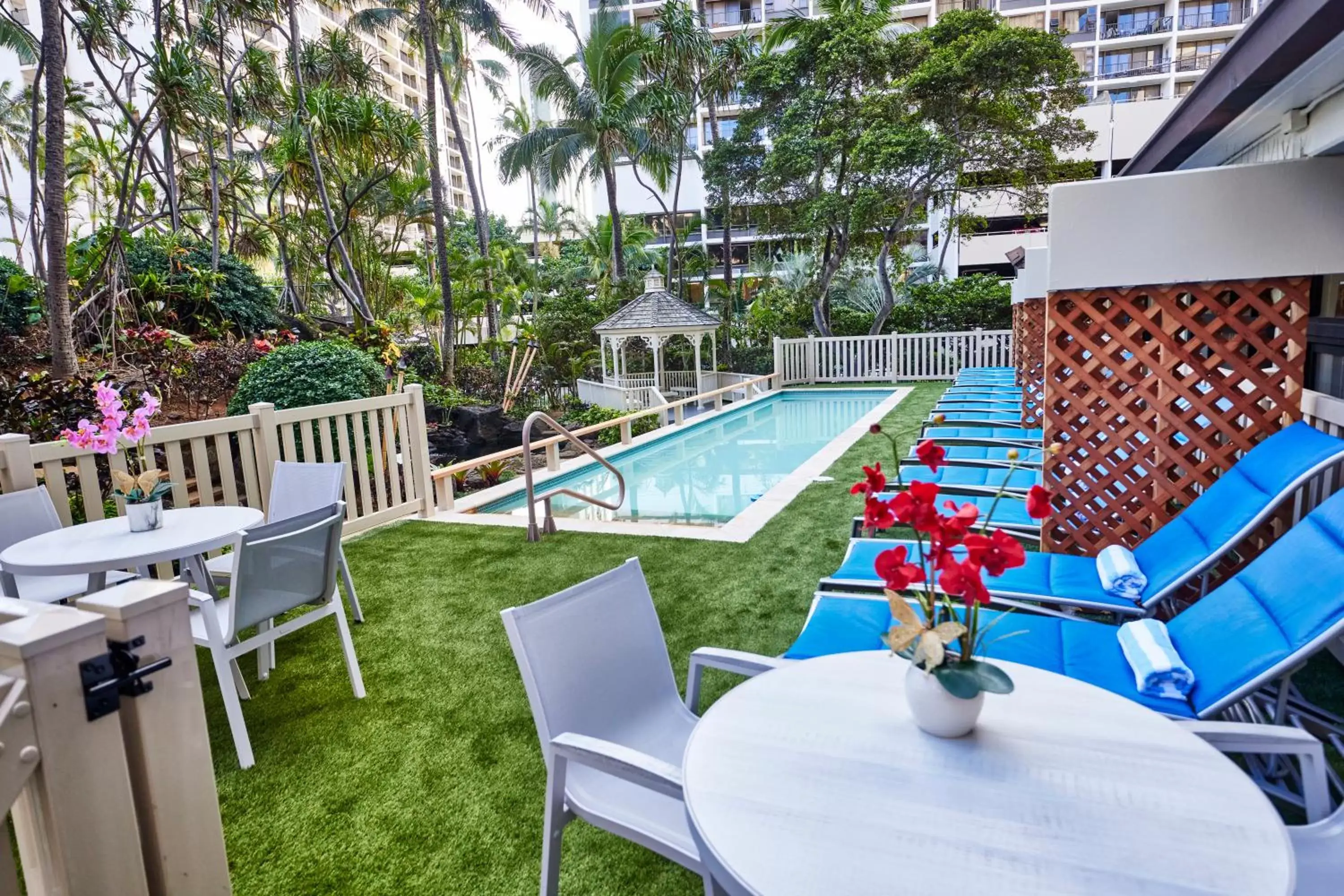 Swimming Pool in Hilton Waikiki Beach