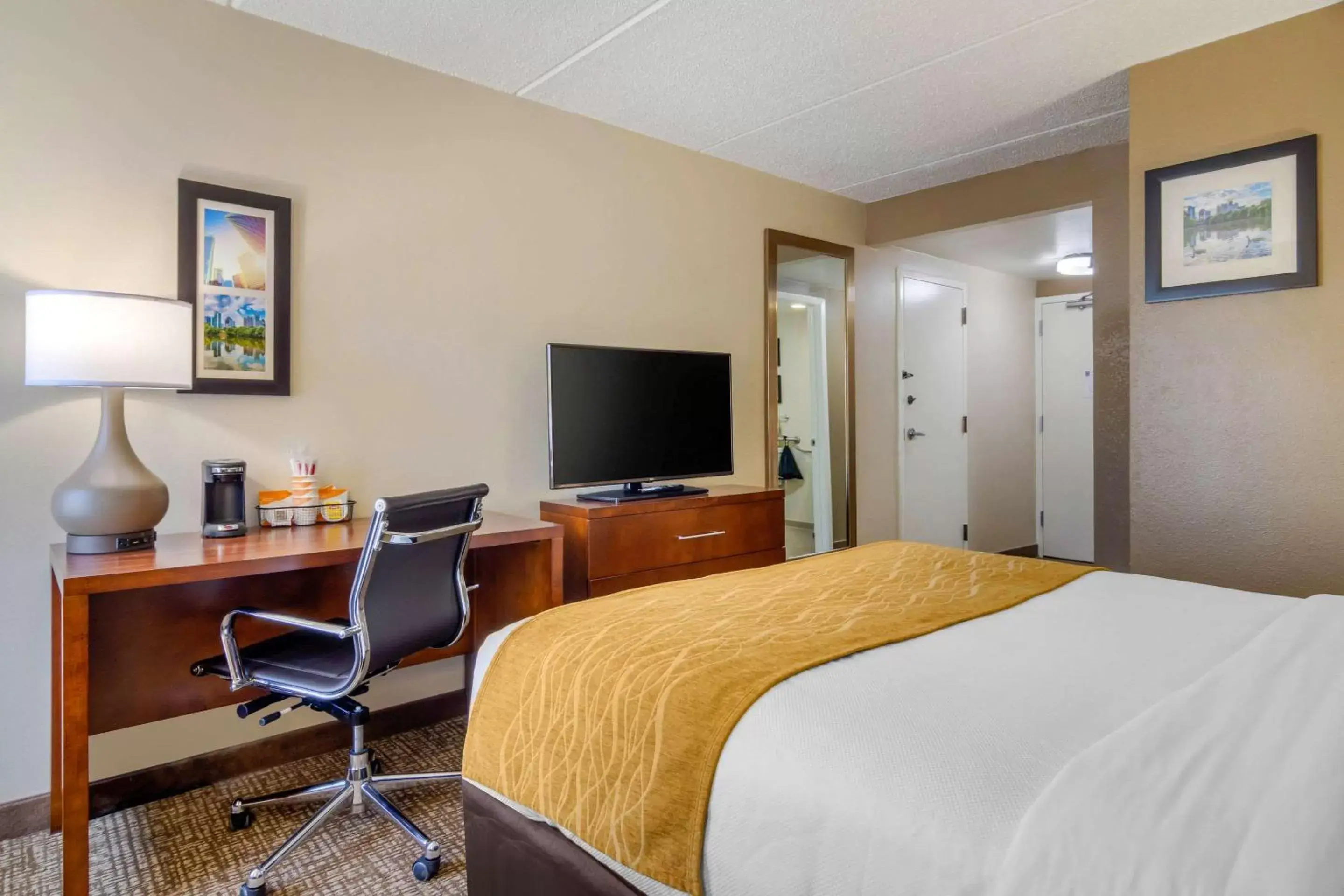 Photo of the whole room, TV/Entertainment Center in Comfort Inn Atlanta Airport