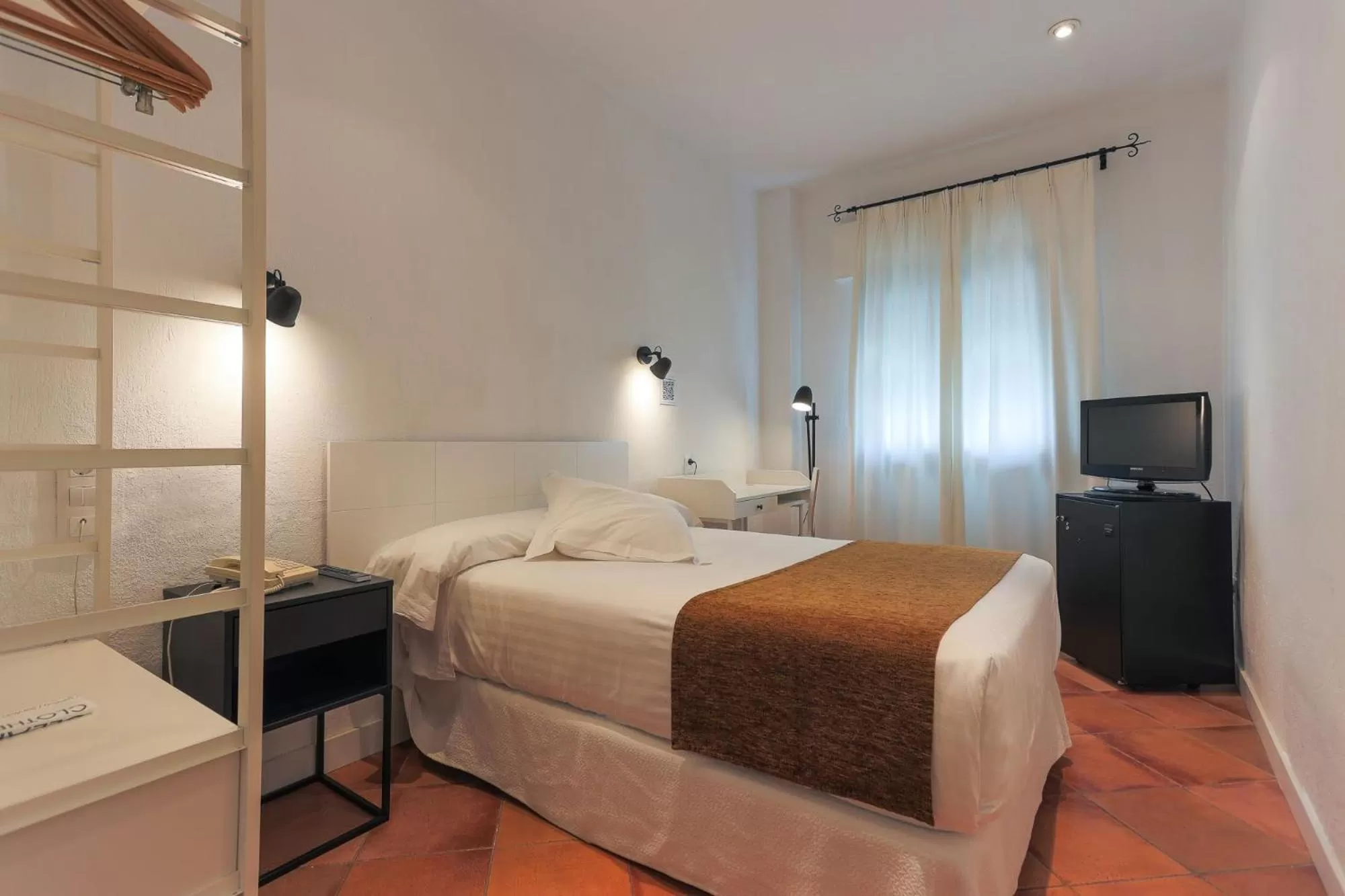 Photo of the whole room in Los Cantaros