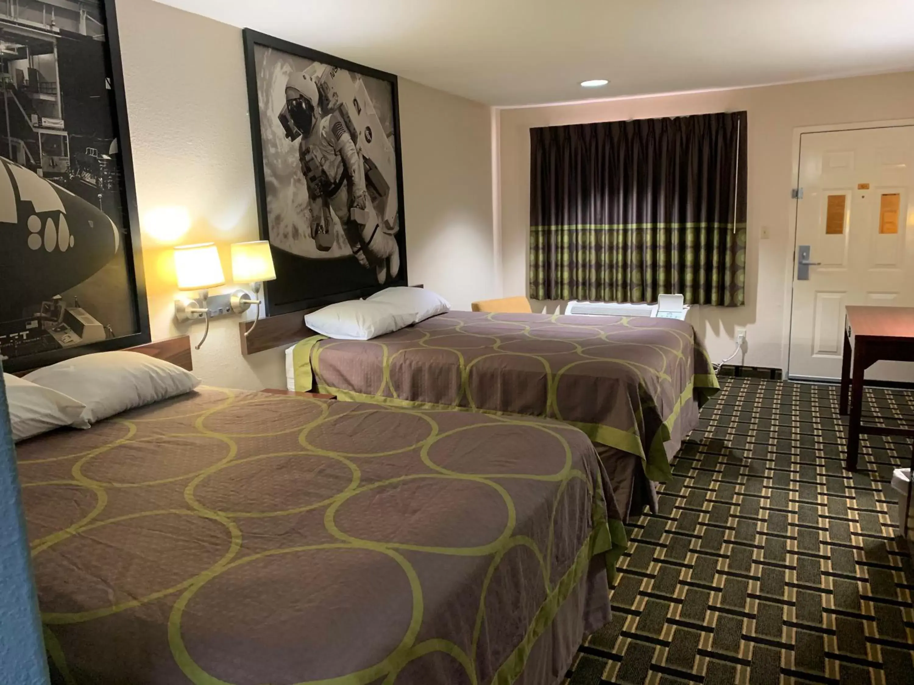 Photo of the whole room, Bed in Super 8 by Wyndham Baytown I-10