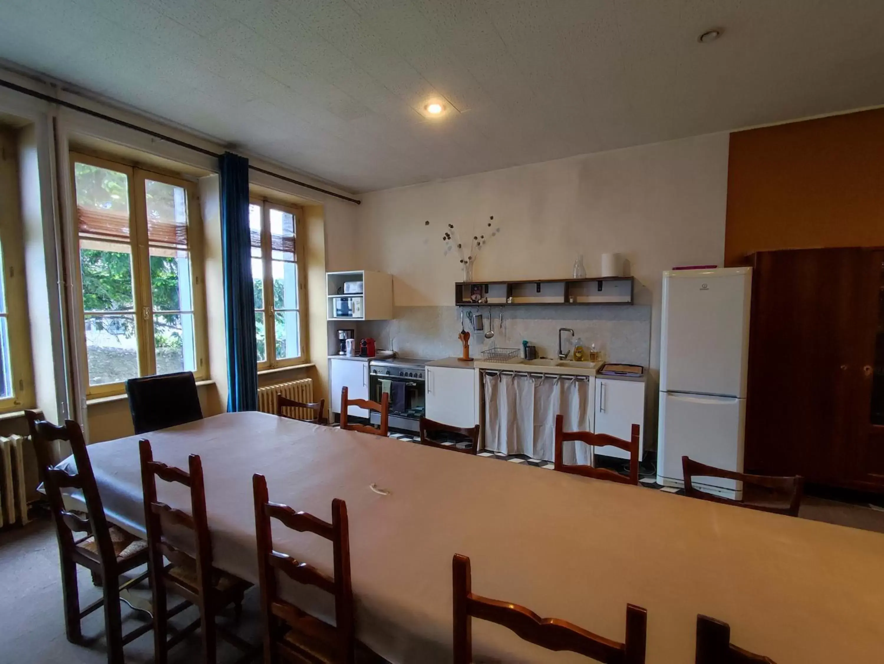 Communal kitchen, Kitchen/Kitchenette in Gîte d'étape et de groupe du Clos Saint Roch