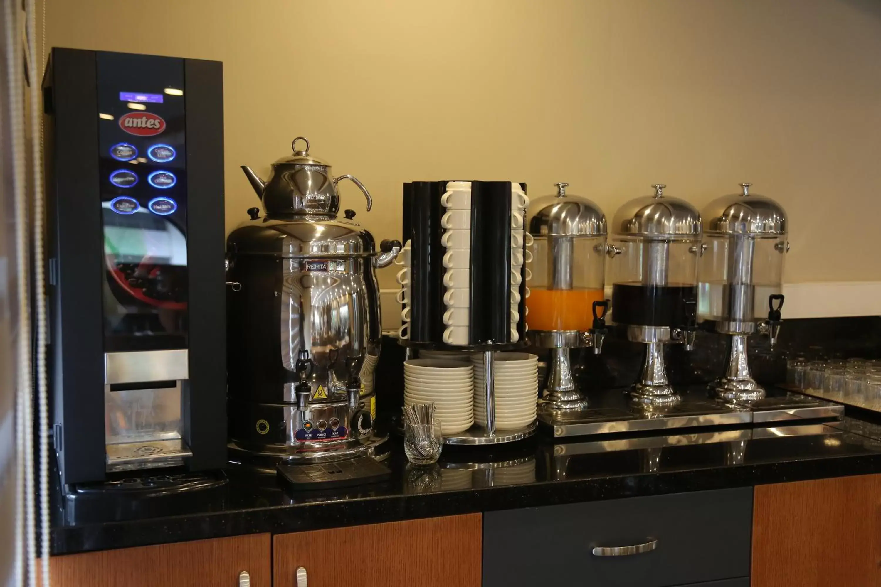 Coffee/tea facilities in FOUR SEVEN HOTEL