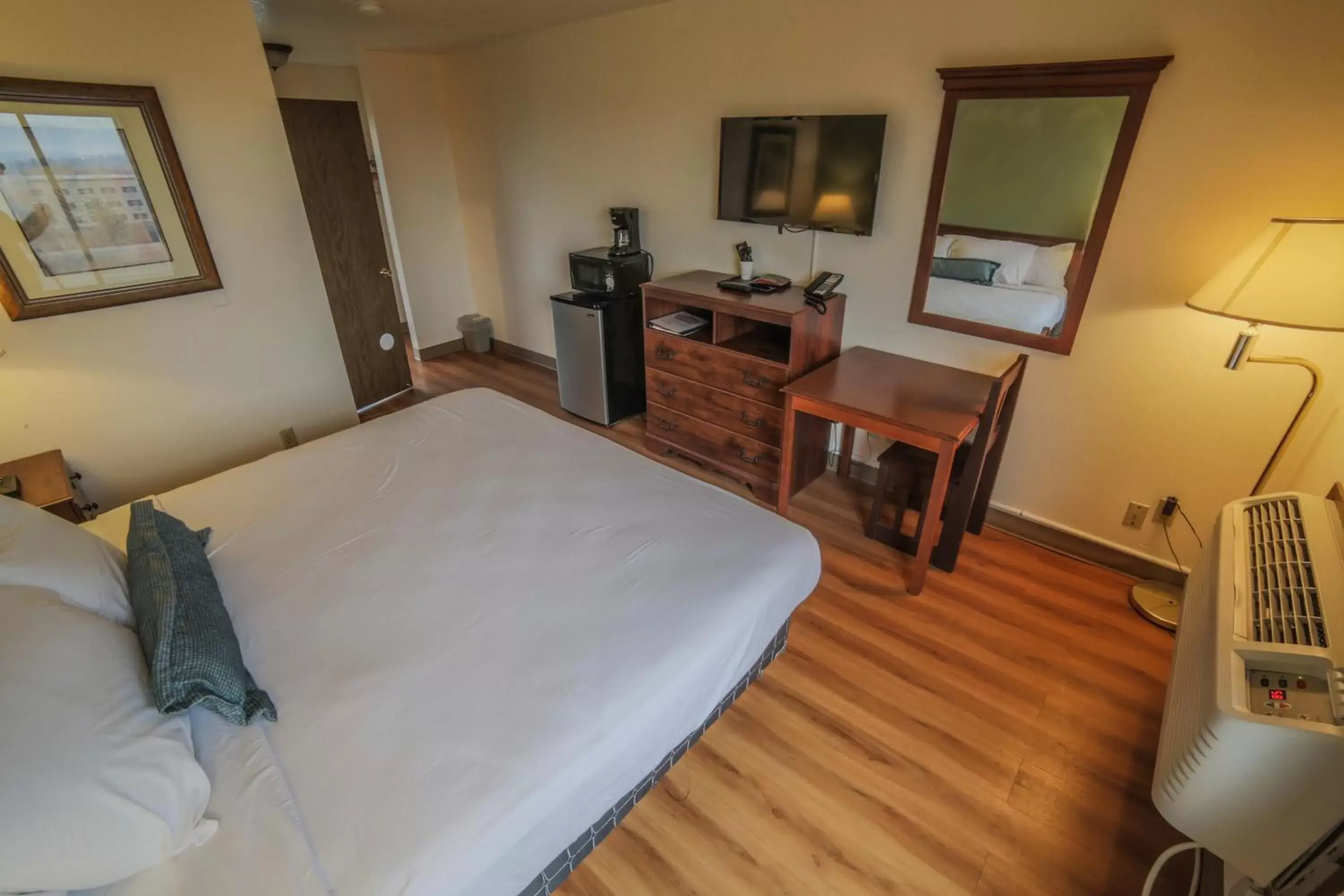 TV and multimedia, Bed in Sunnyside Inn and Suites