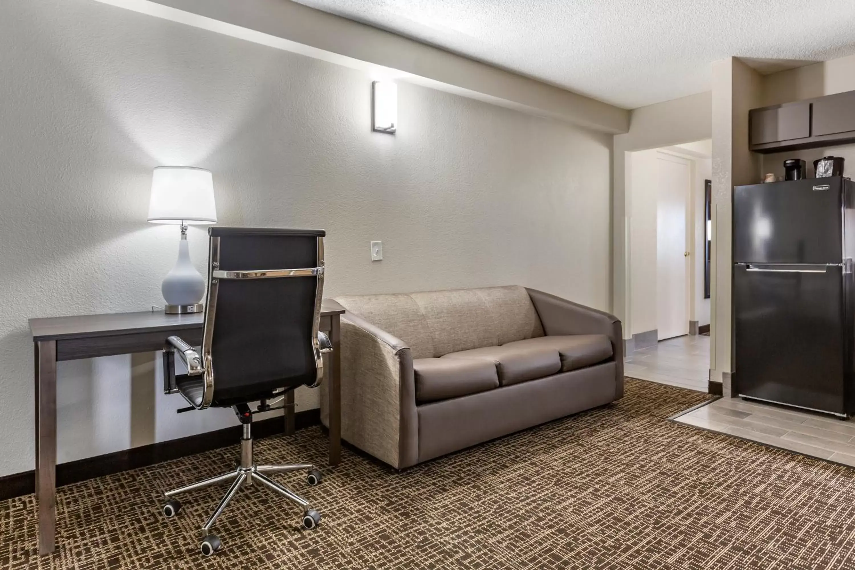 Living room, Seating Area in Quality Inn & Suites Spring Lake - Fayetteville Near Fort Liberty