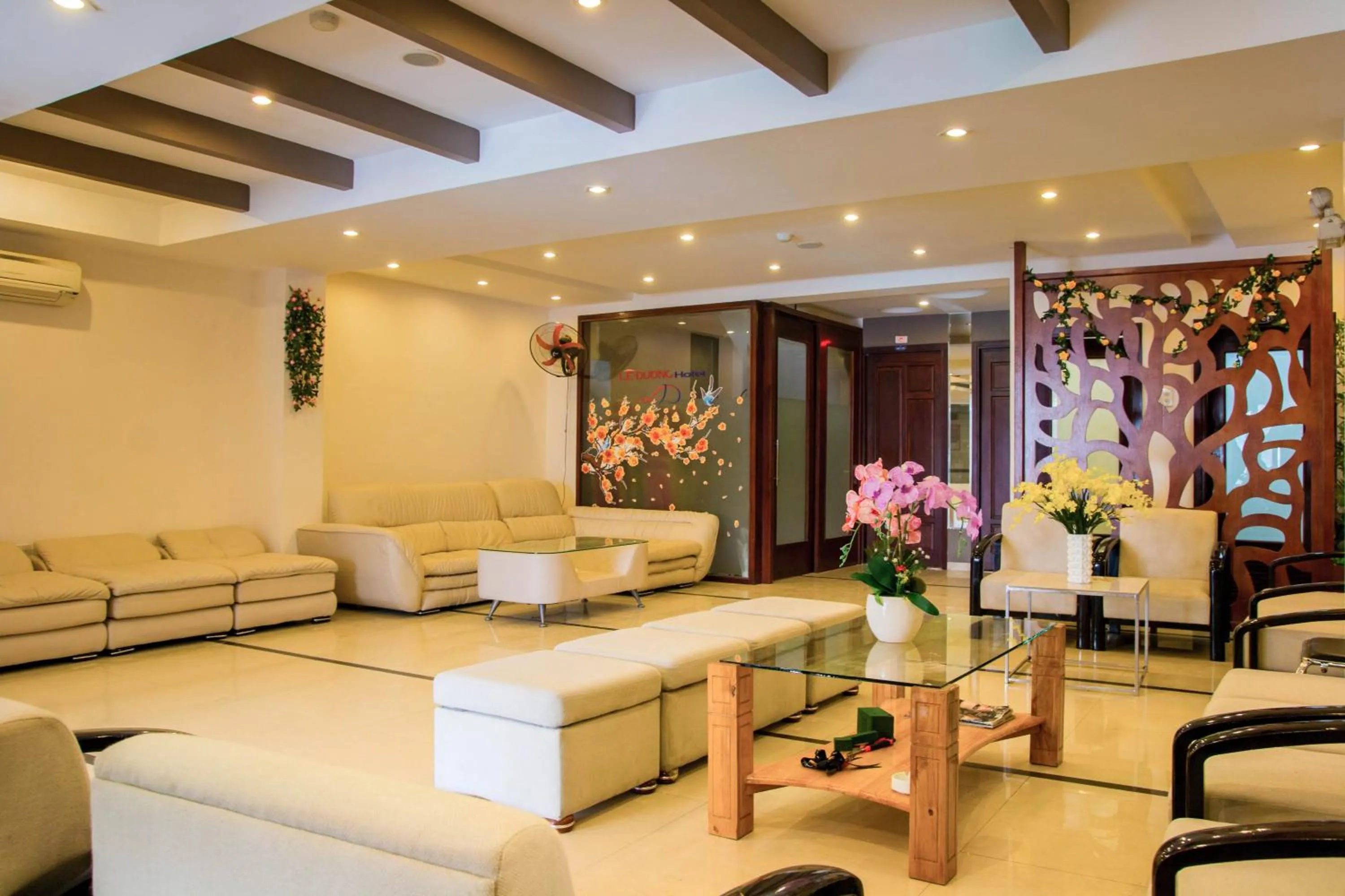 Living room in Le Duong Hotel
