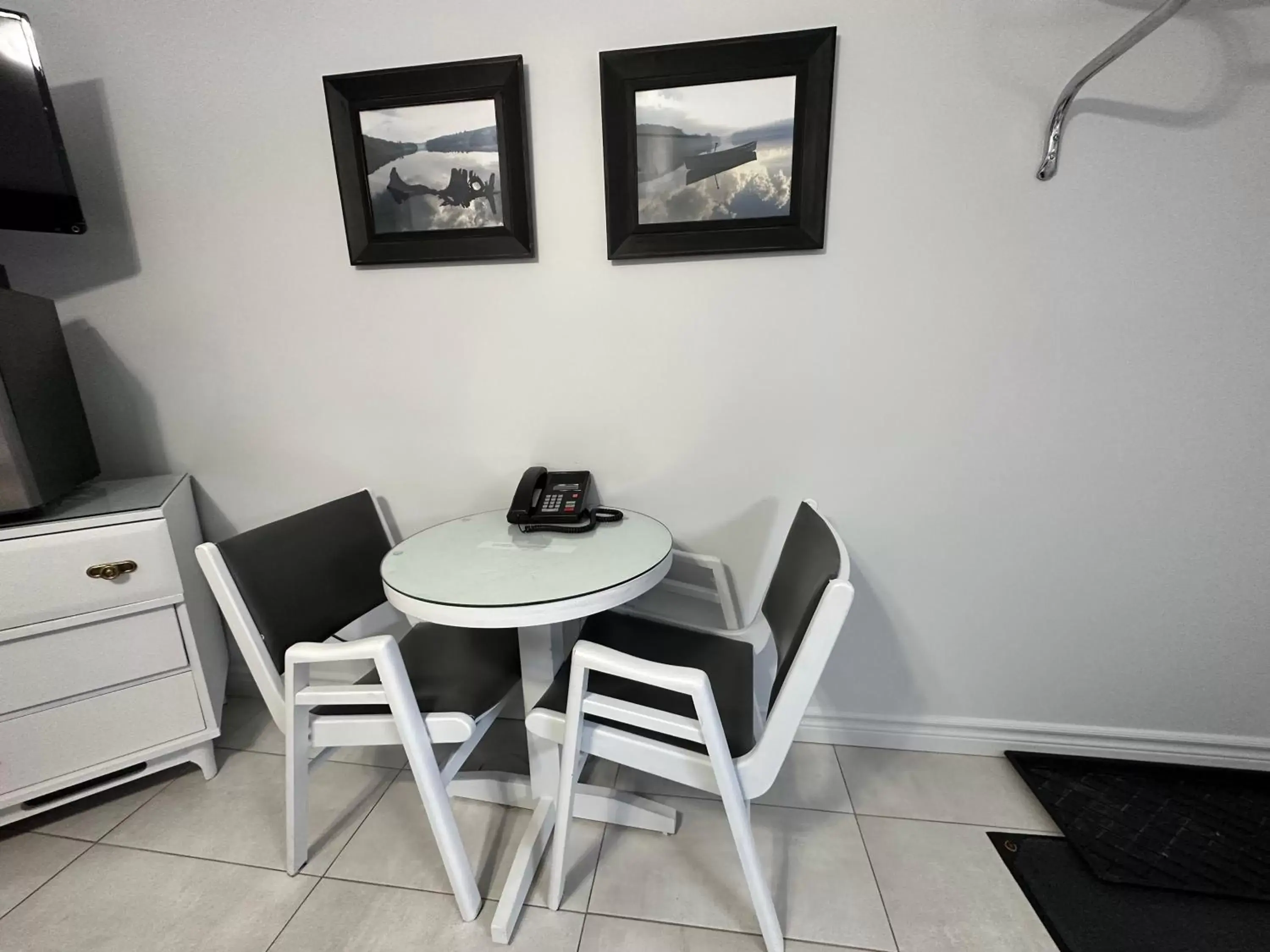 Dining Area in Motel Le Refuge