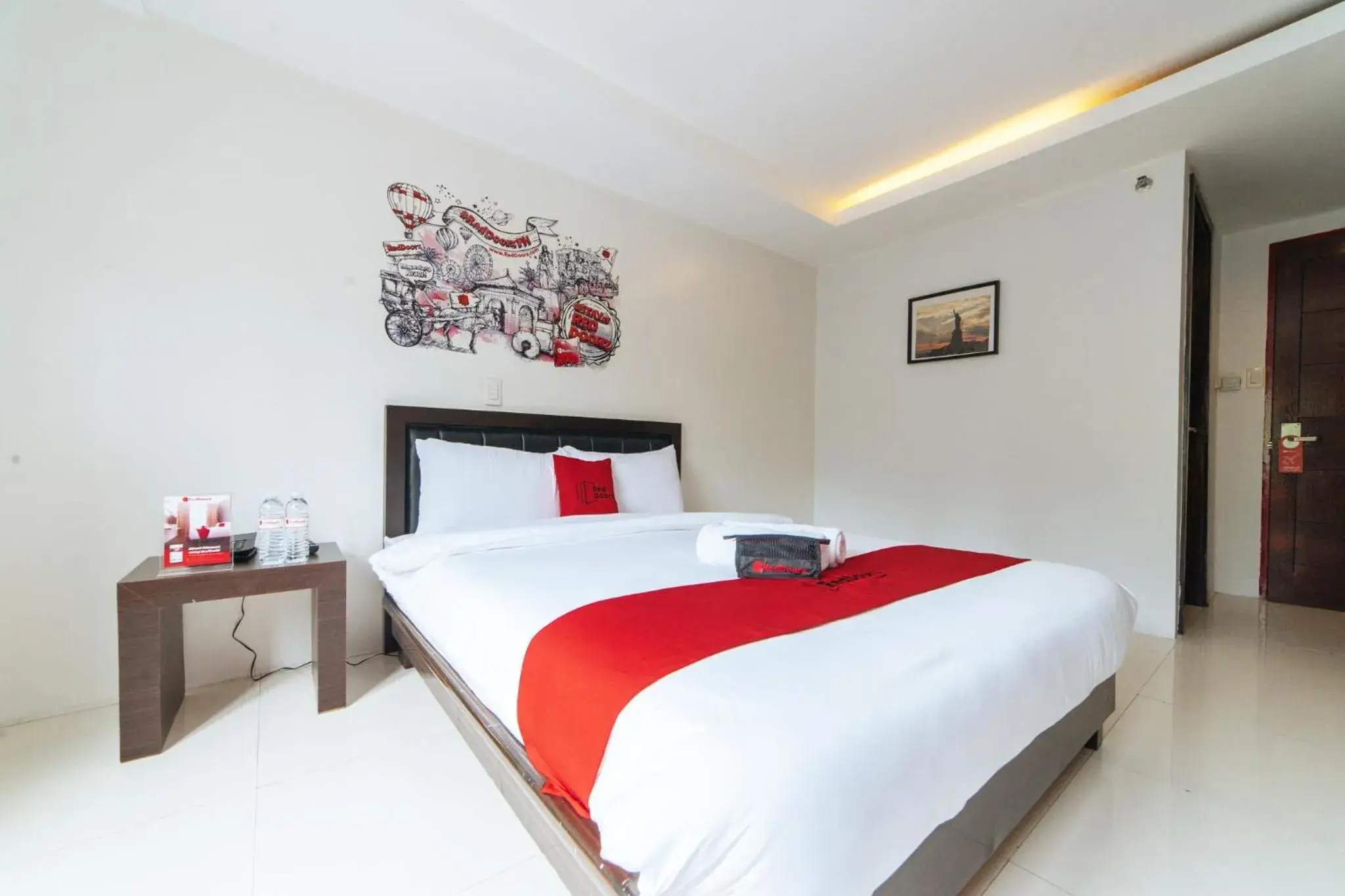 Photo of the whole room, Bed in RedDoorz Plus at One Liberty Hotel Kalayaan Avenue