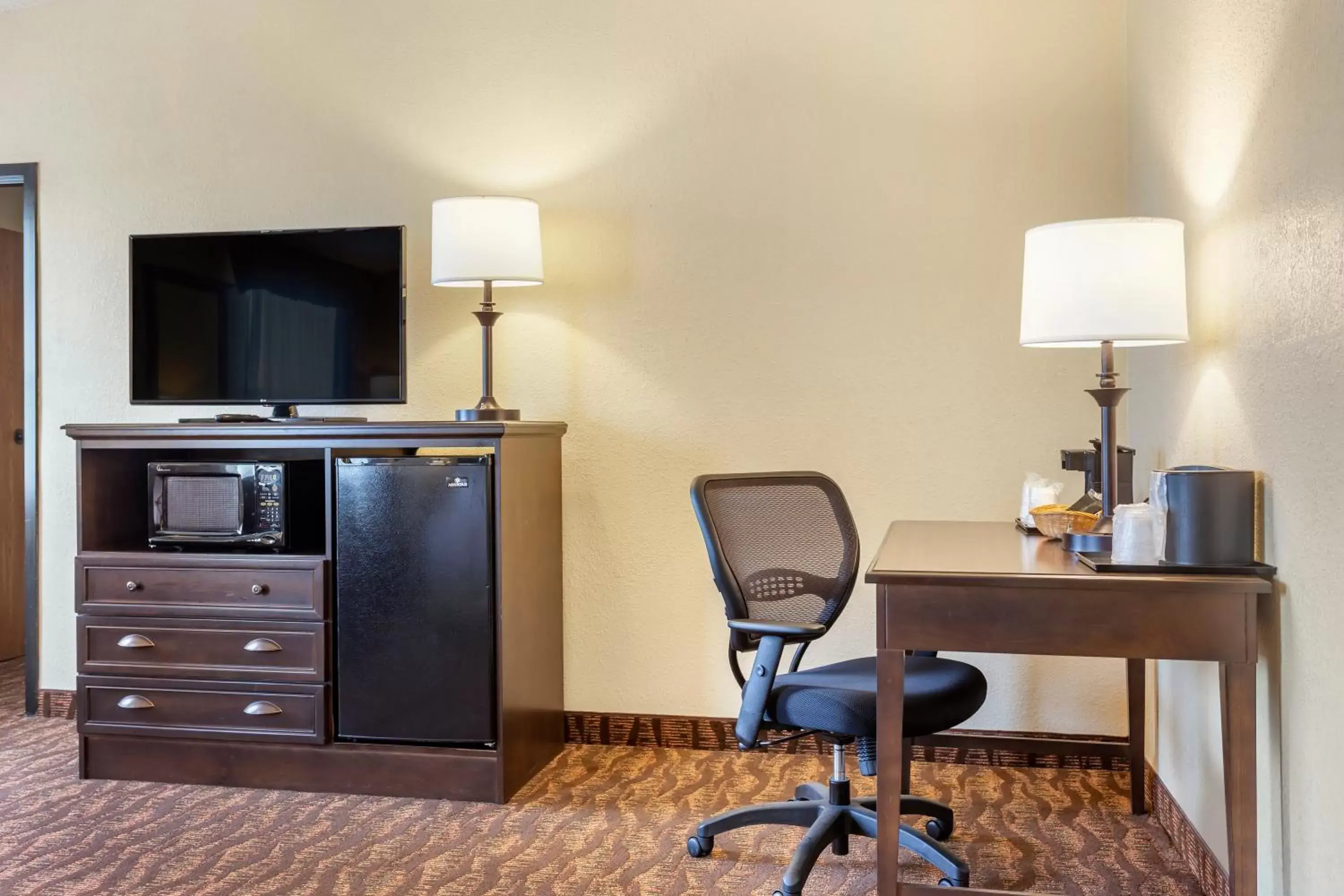 TV/Entertainment Center in Comfort Inn at Thousand Hills