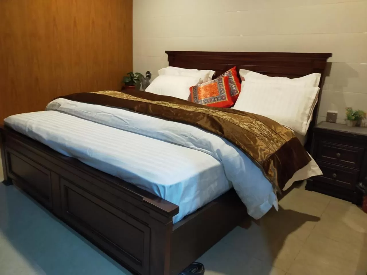 Bedroom, Bed in Shagufta Hotel Murree