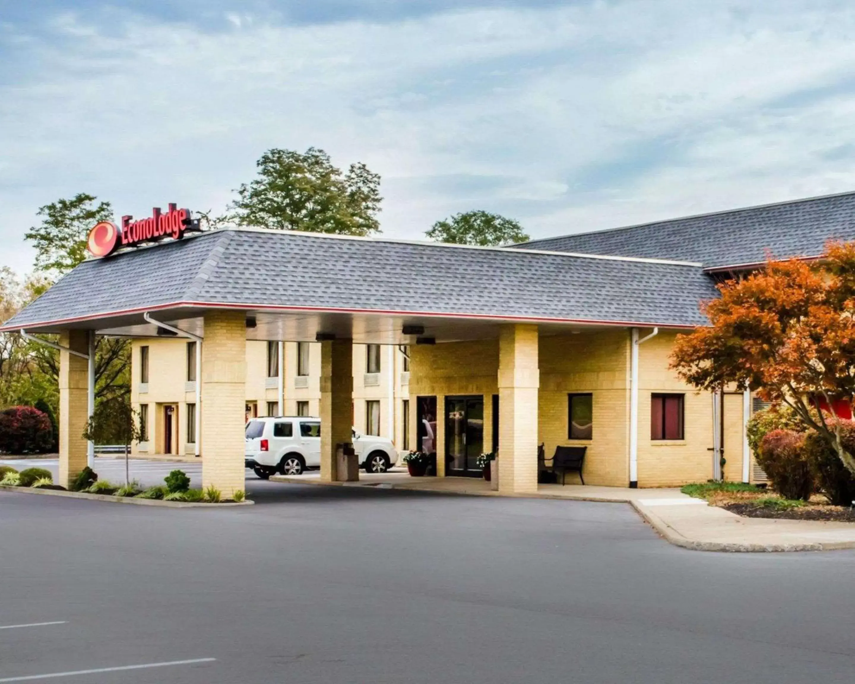 Property Building in Econo Lodge Mifflintown
