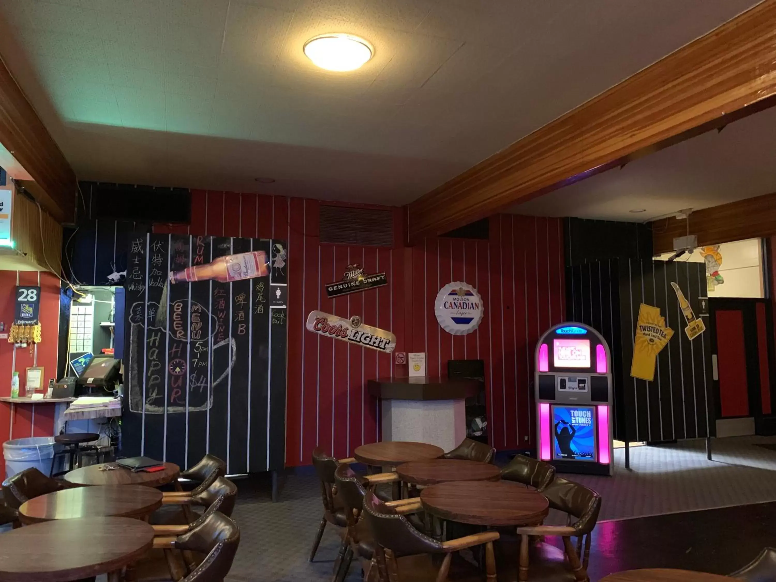 Lounge or bar in Manitou Motor Inn