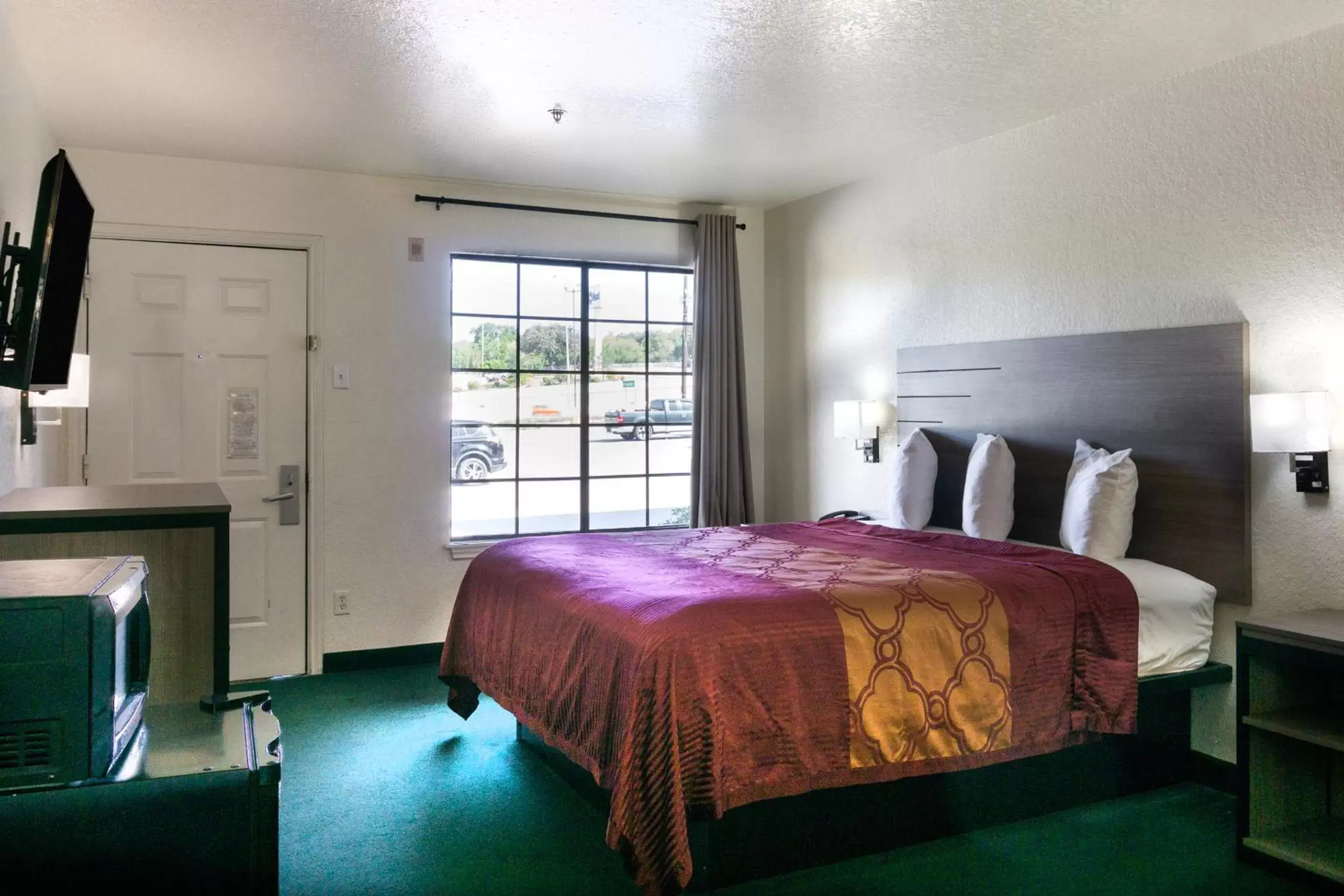 TV and multimedia, Bed in OYO Inn & Suites Medical Center San Antonio