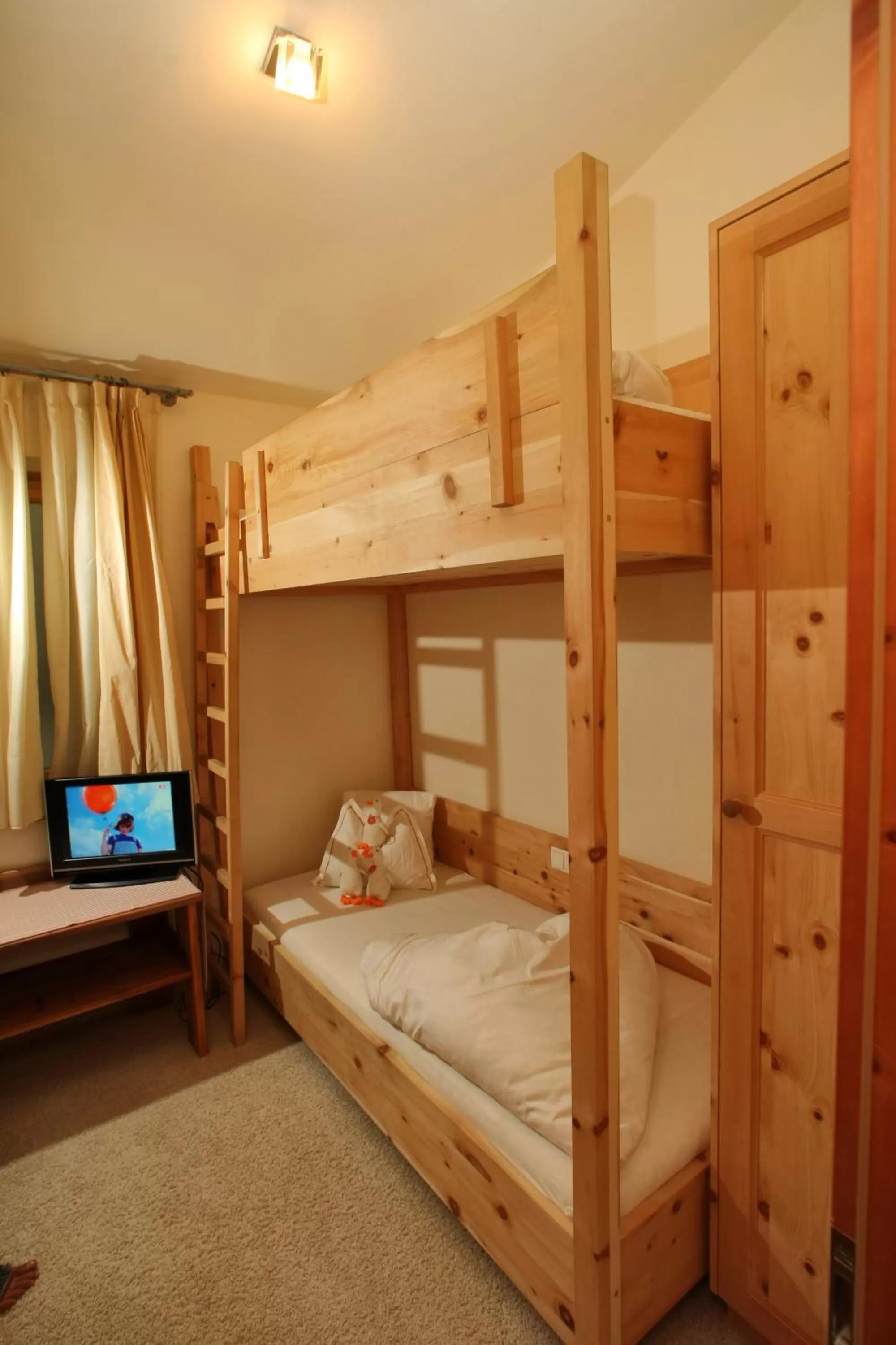 Toilet, Bed in Hotel Ansitz Plantiz