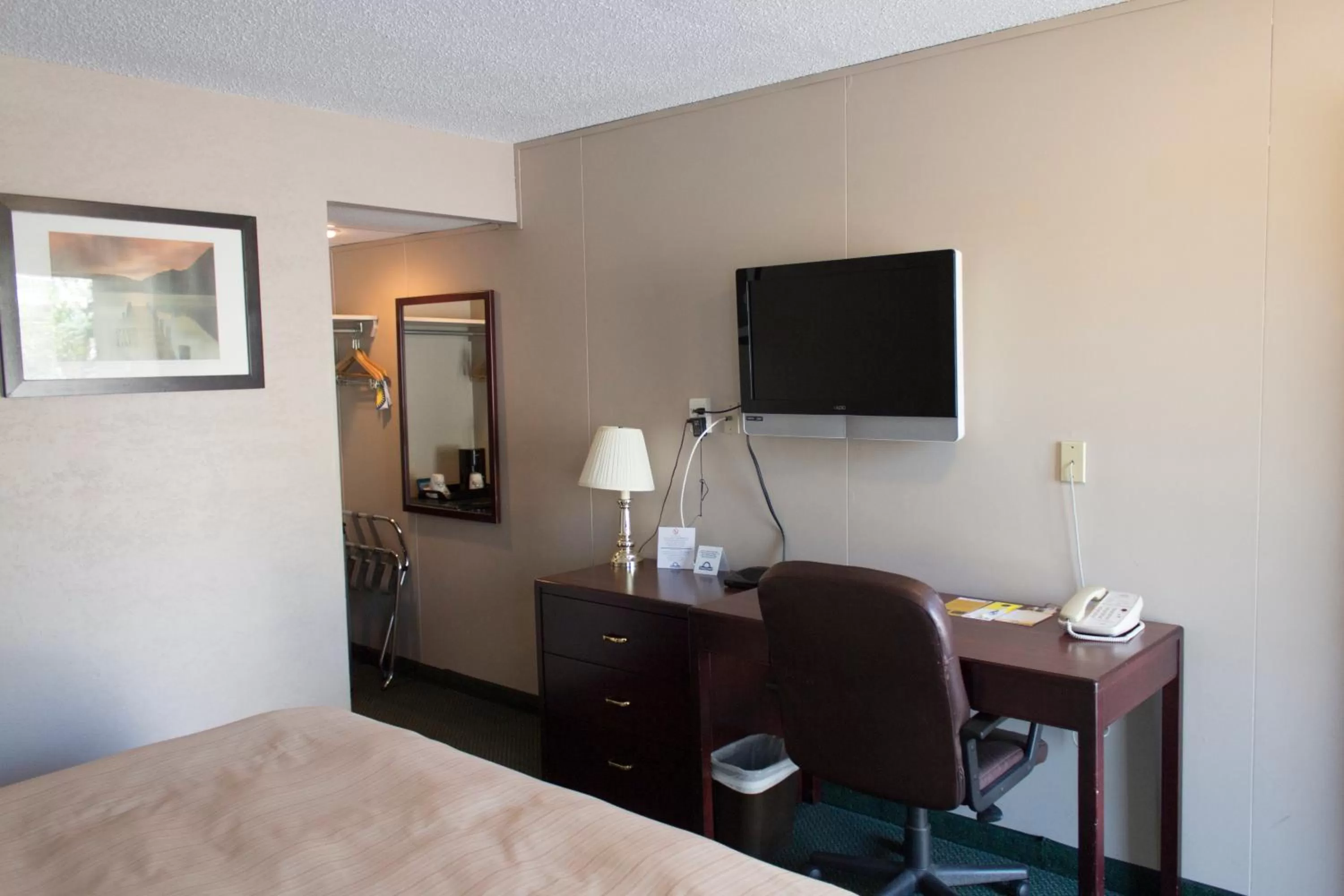TV and multimedia, Bed in Days Inn by Wyndham Lethbridge