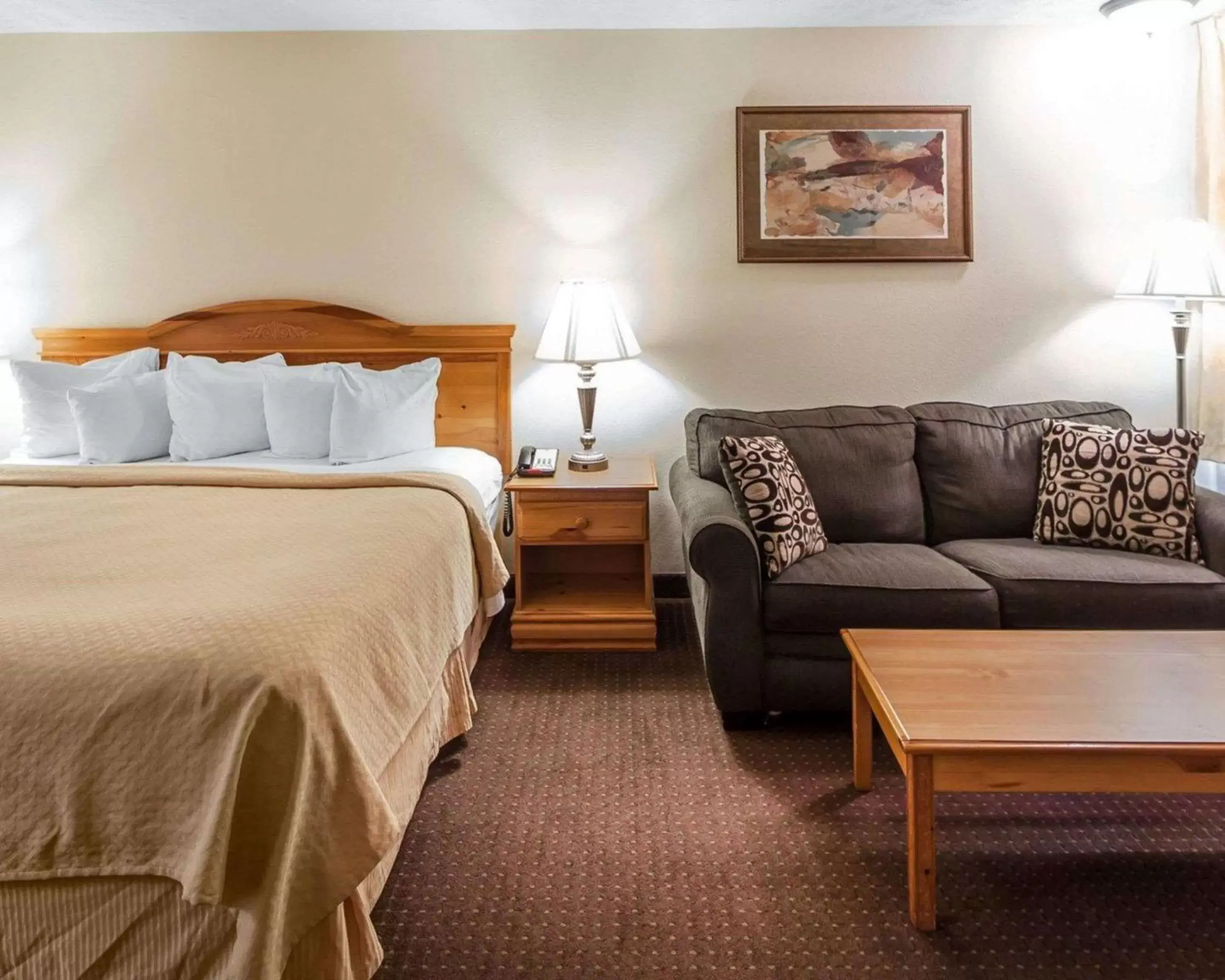 Photo of the whole room, Bed in Quality Inn & Suites at Dollywood Lane