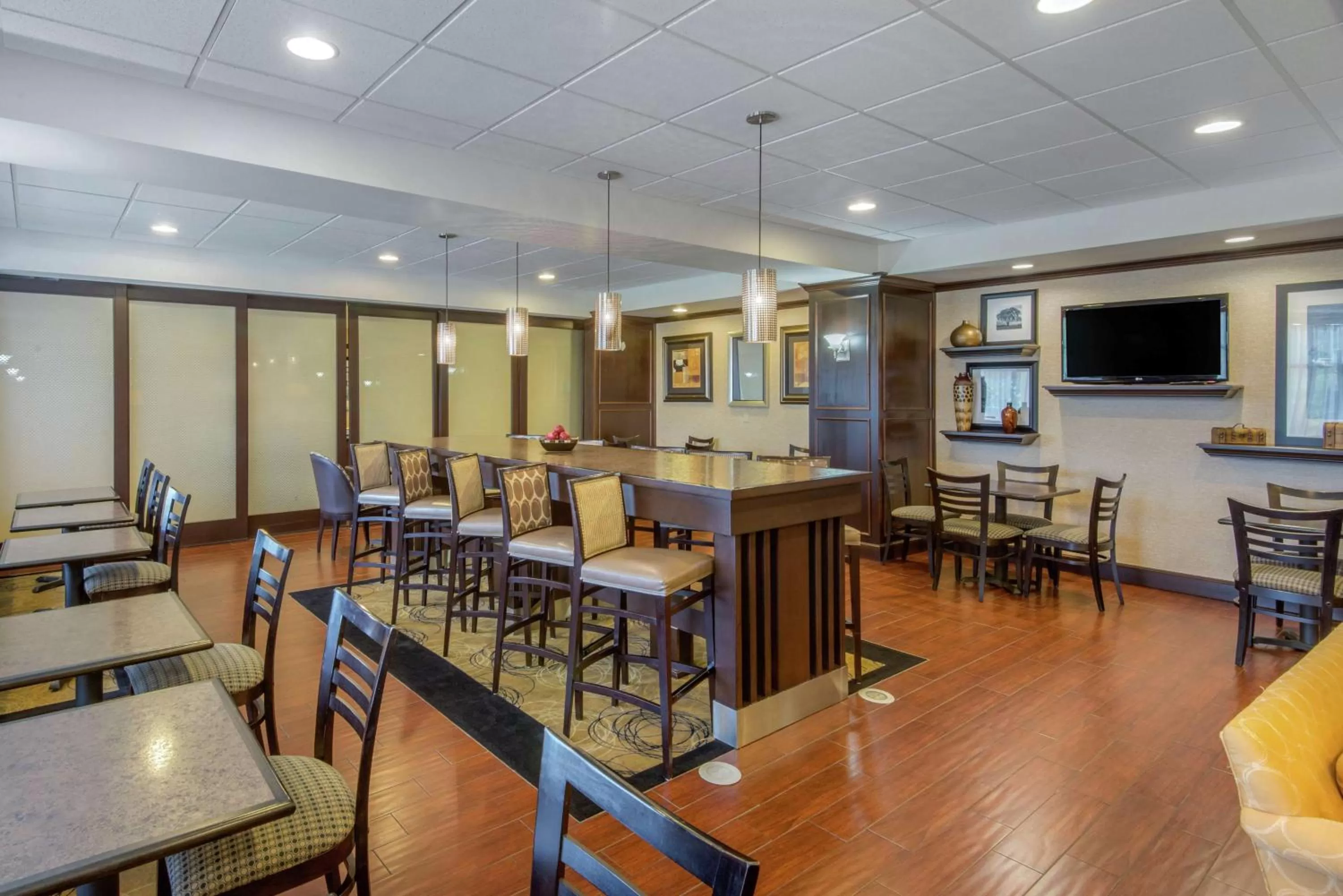 Dining area in Hampton Inn Meadville