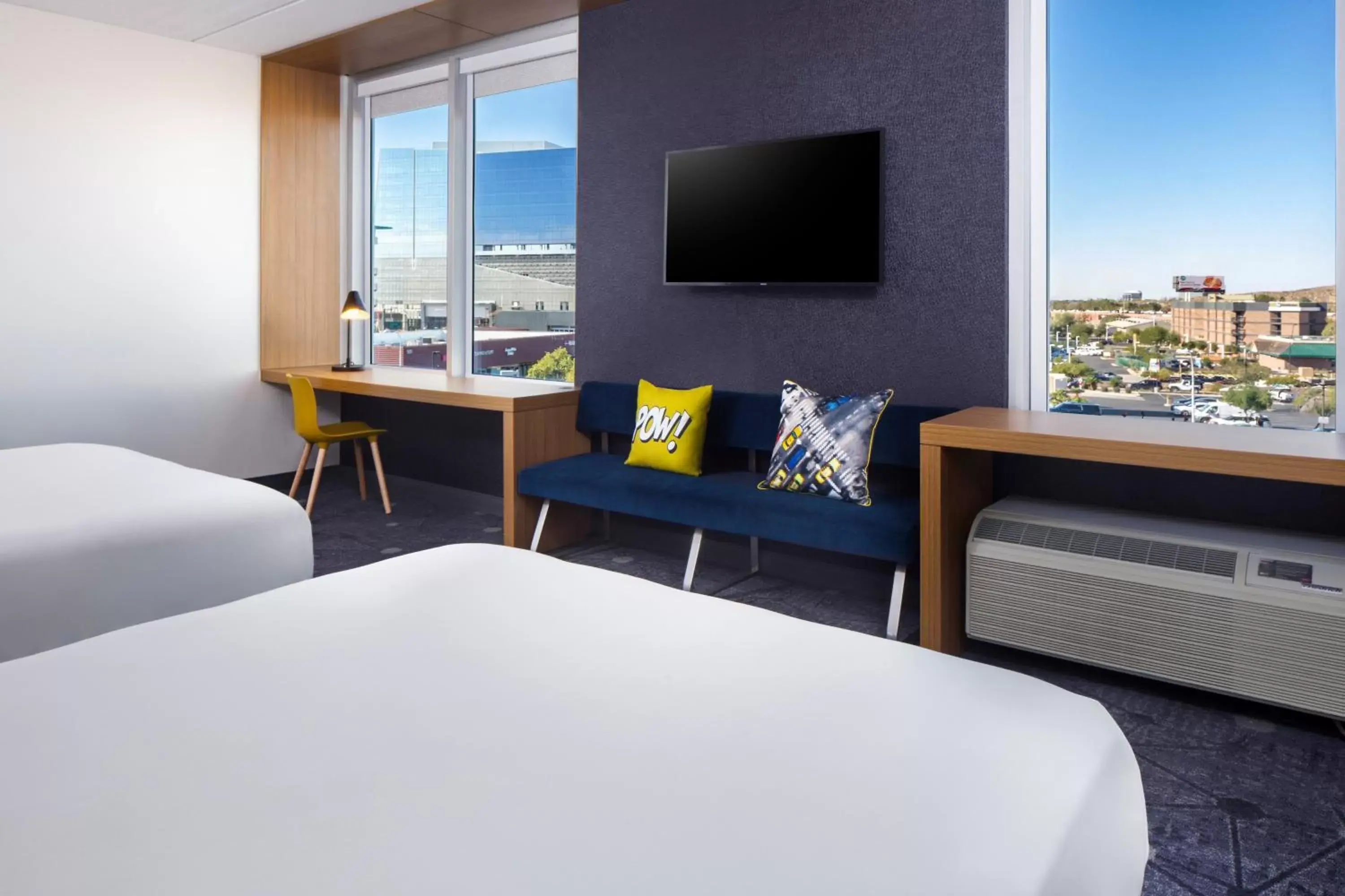 Photo of the whole room, Bed in Aloft Tempe