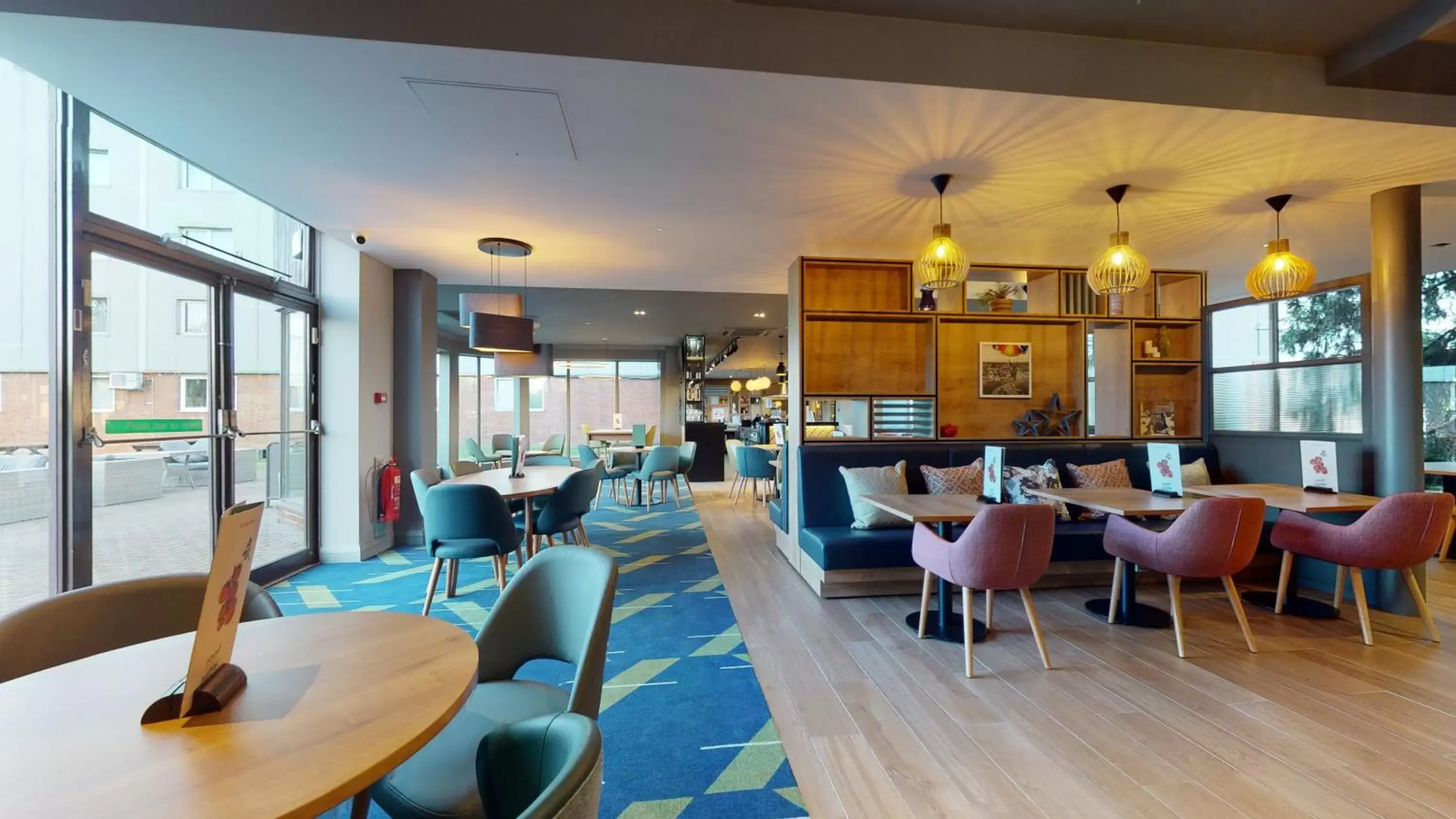 Lounge or bar, Lounge/Bar in Holiday Inn Basildon, an IHG Hotel