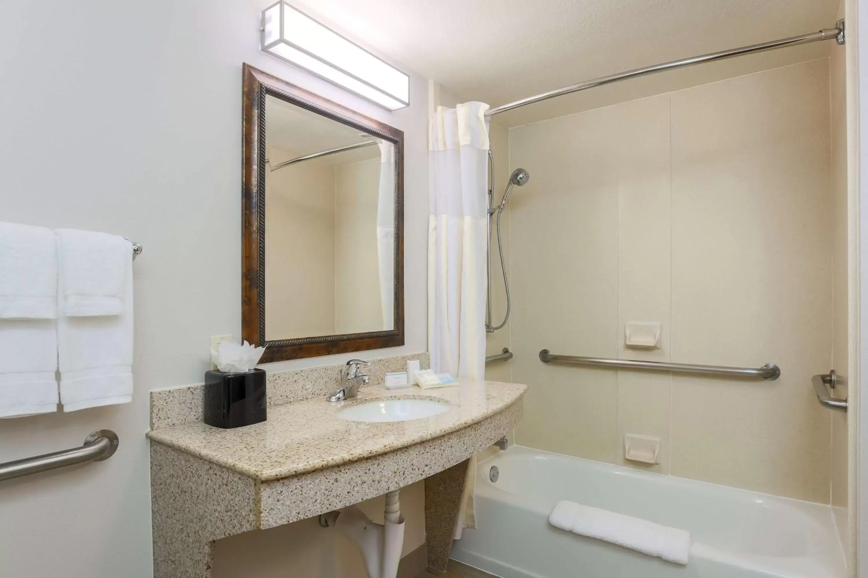 Bathroom in Hilton Garden Inn Bakersfield