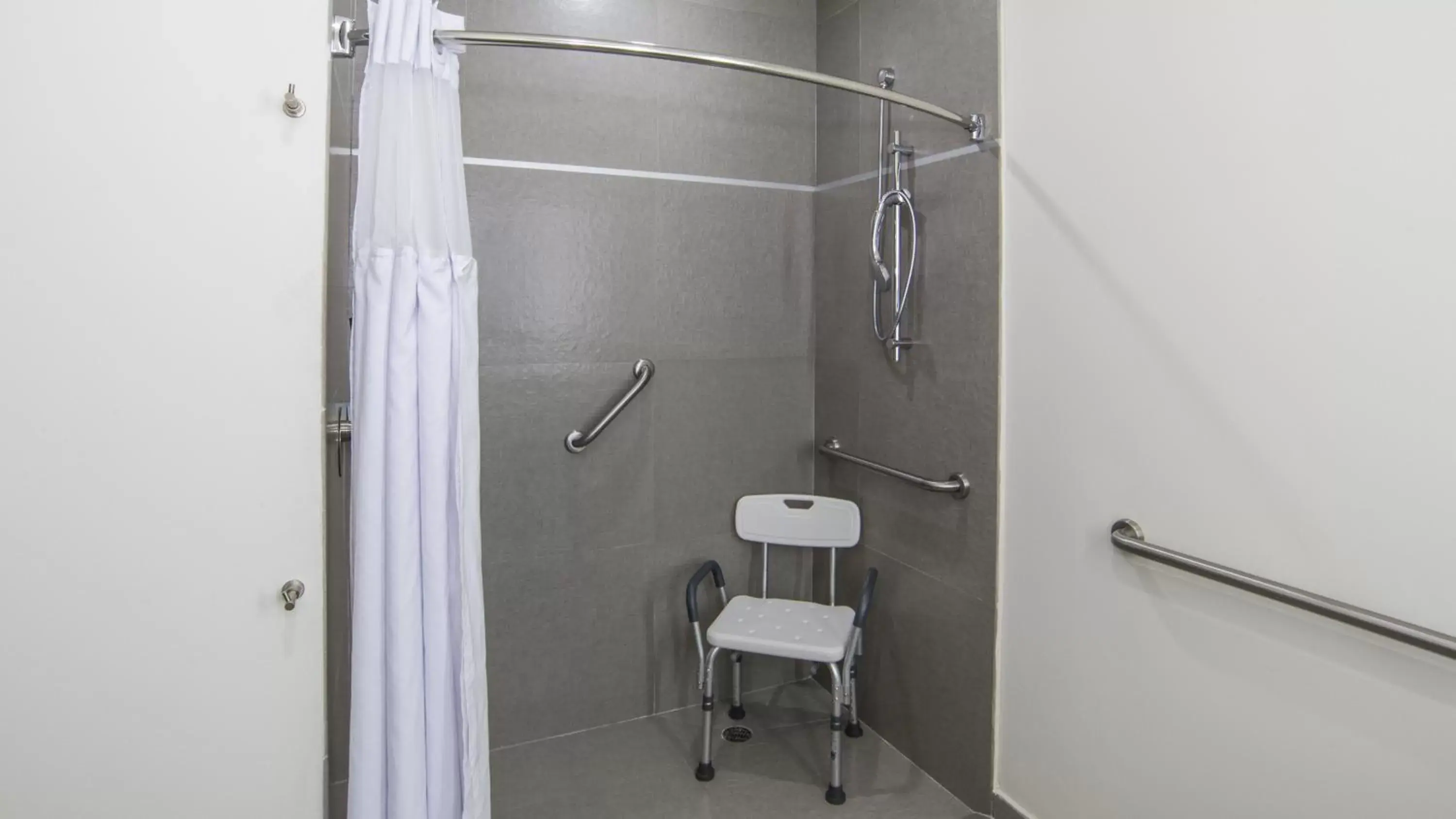 Photo of the whole room, Bathroom in Holiday Inn Express Culiacan, an IHG Hotel