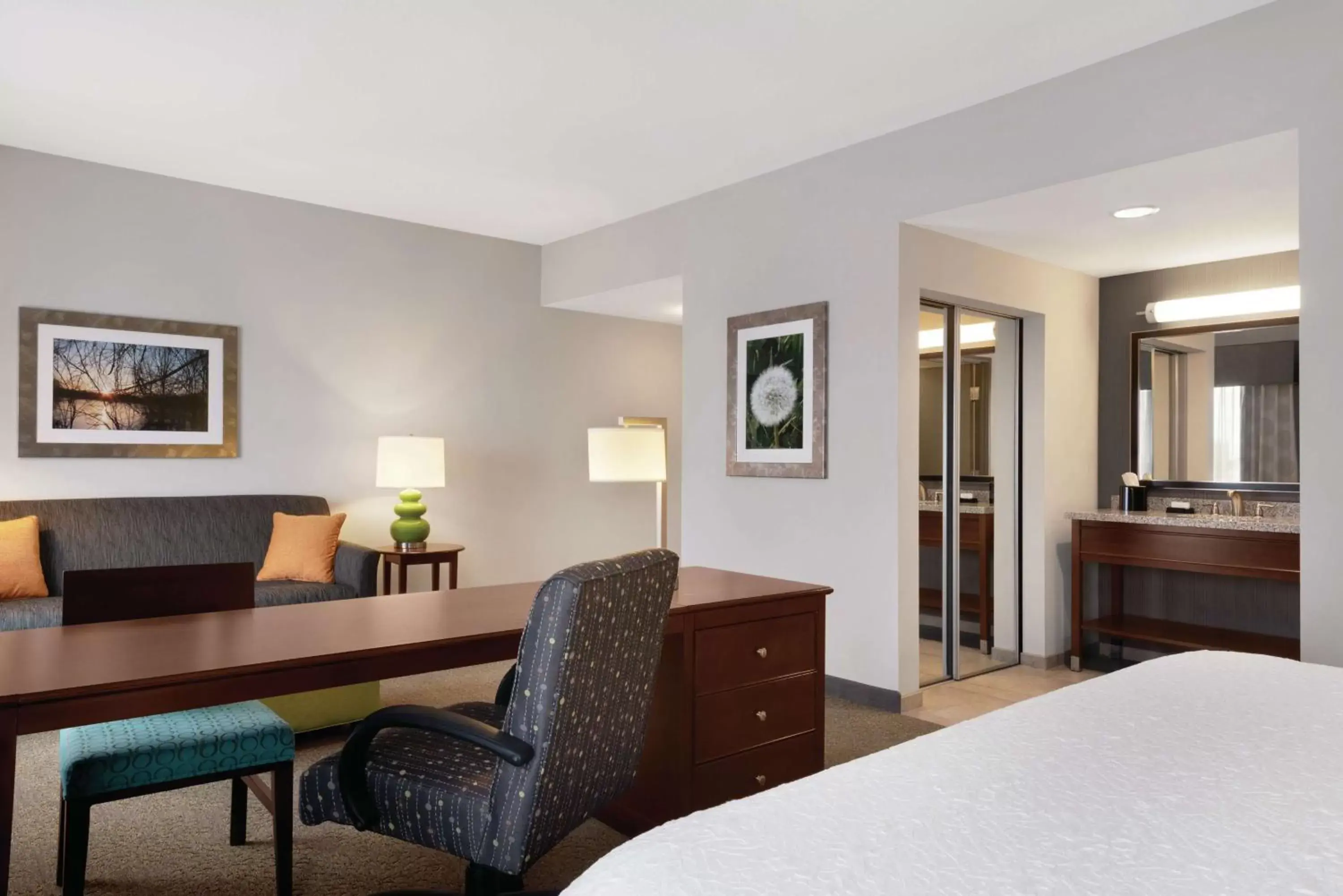 Bedroom in Hampton Inn & Suites Mishawaka/South Bend at Heritage Square