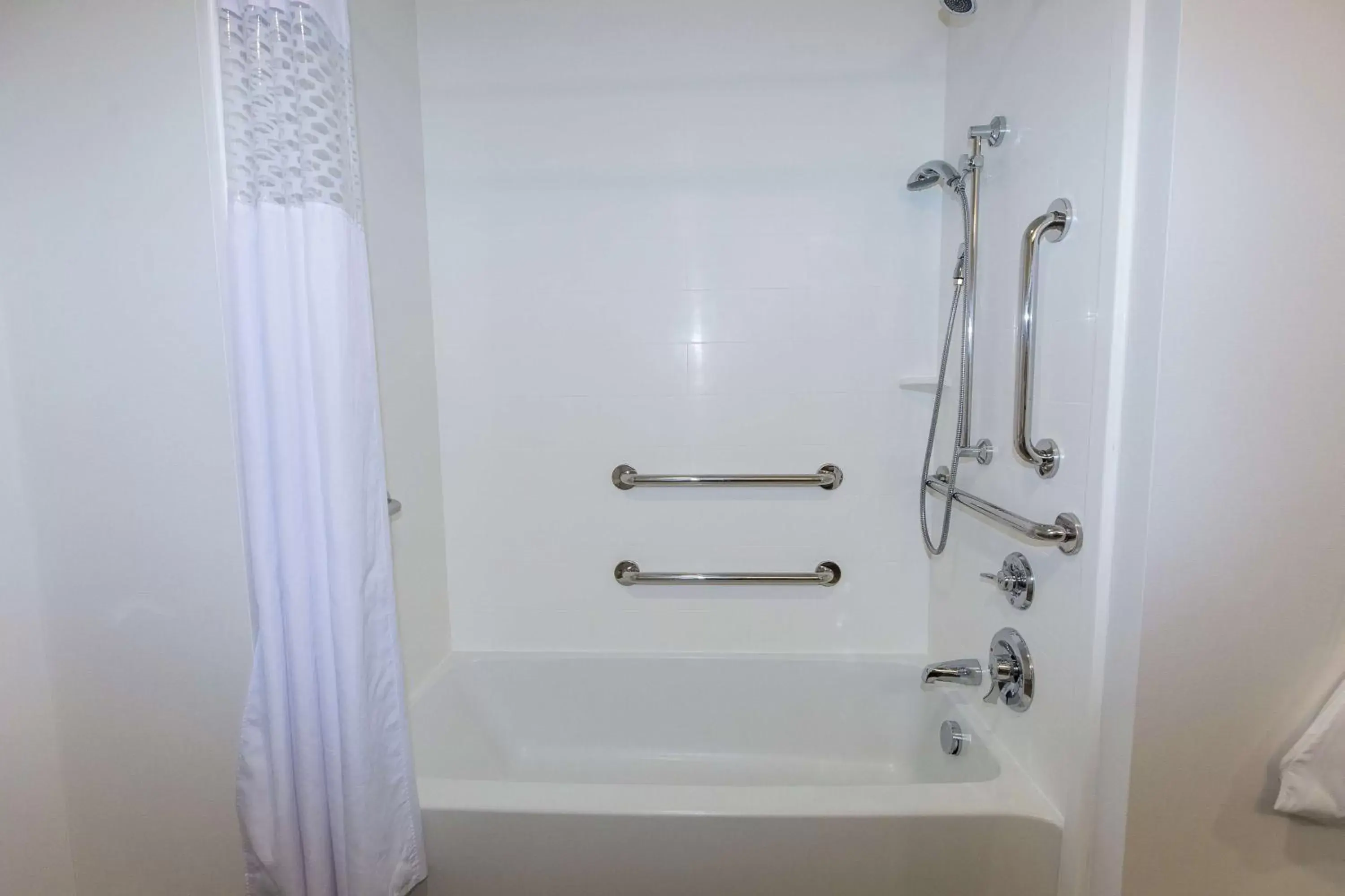 King Room - Mobility Access/Non-Smoking in Hampton Inn & Suites Syracuse North Airport Area King Room - Mobility Access/Non-Smoking in Hampton Inn & Suites Syracuse North Airport Area