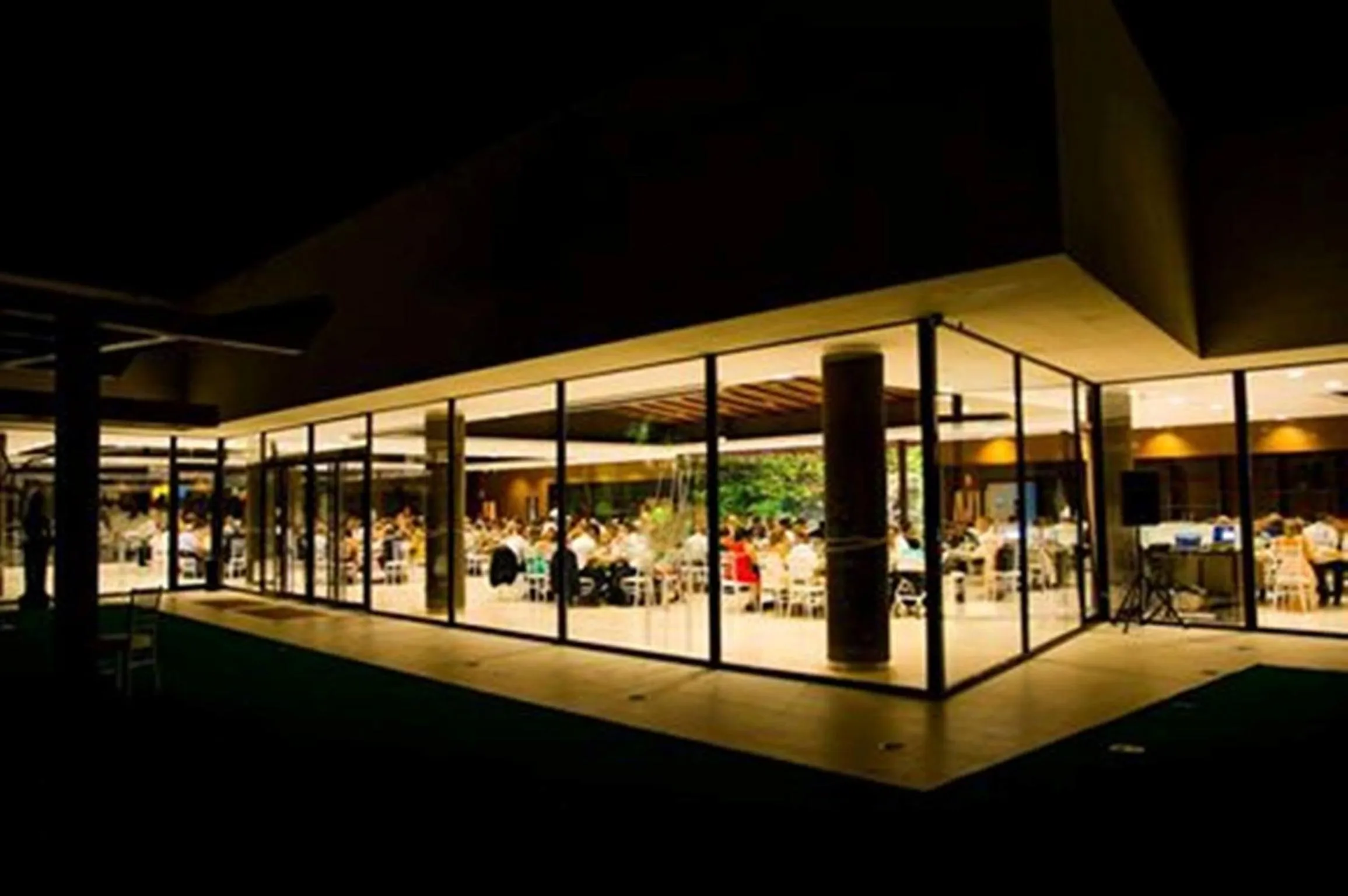 Restaurant/places to eat in Executive Sport