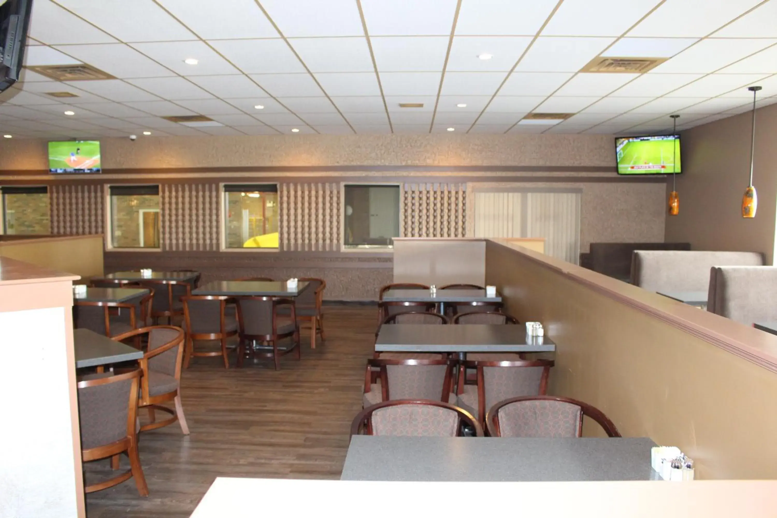 Restaurant/places to eat, Lounge/Bar in Travelodge by Wyndham Swift Current