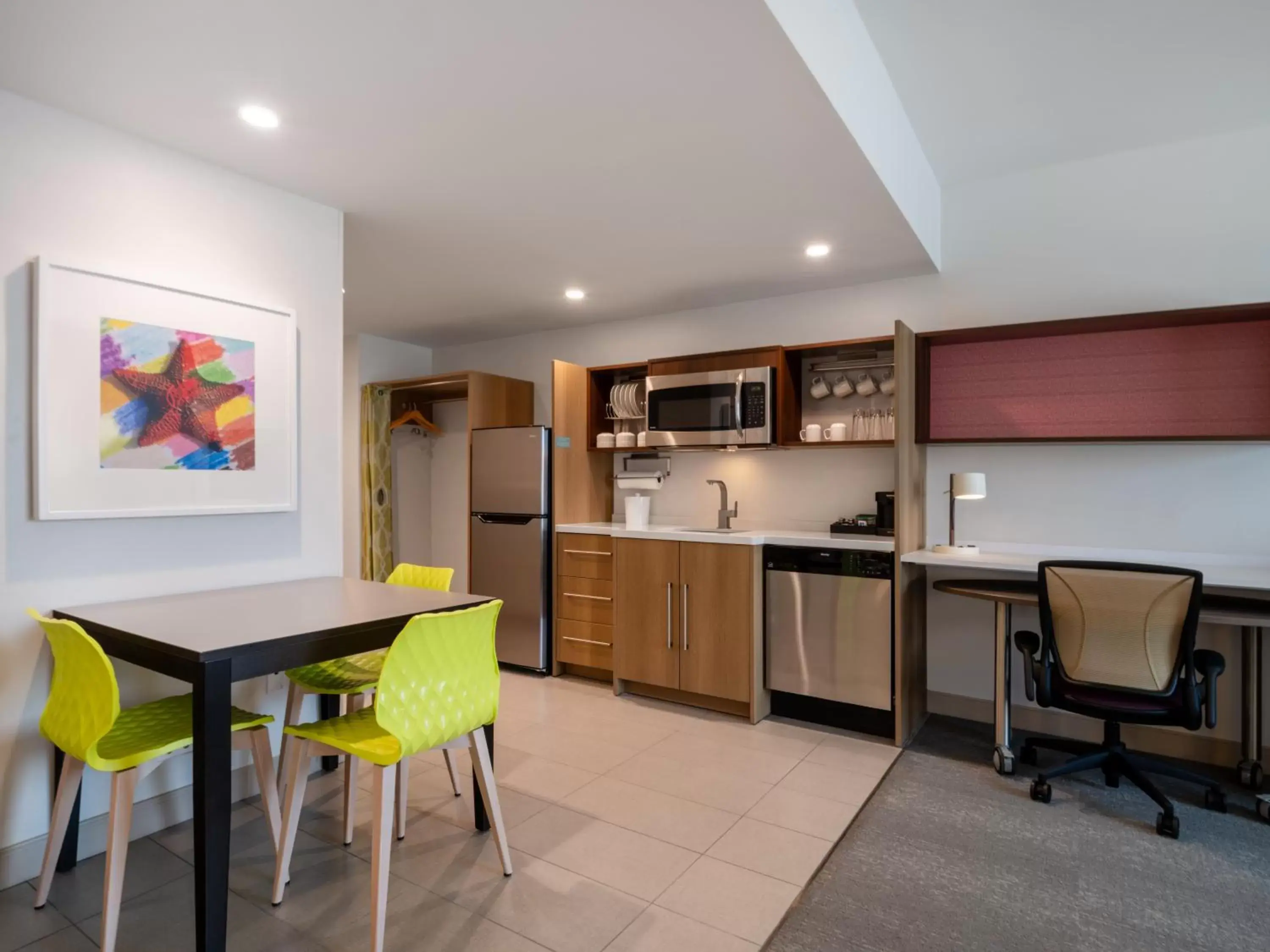 Kitchen/Kitchenette in Home2 Suites By Hilton Santa Rosa Beach