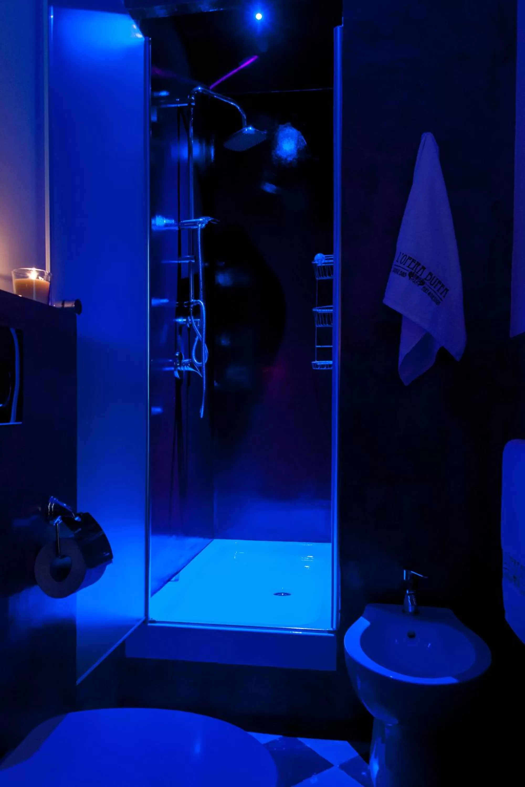 Shower in L'Opera Buffa