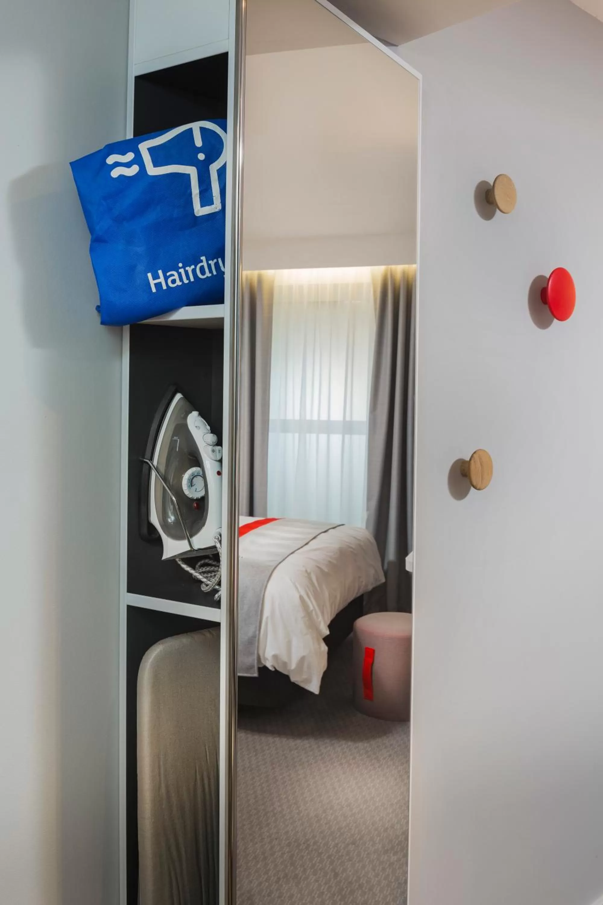 Decorative detail, Bed in Holiday Inn Express St. Albans - M25, Jct.22