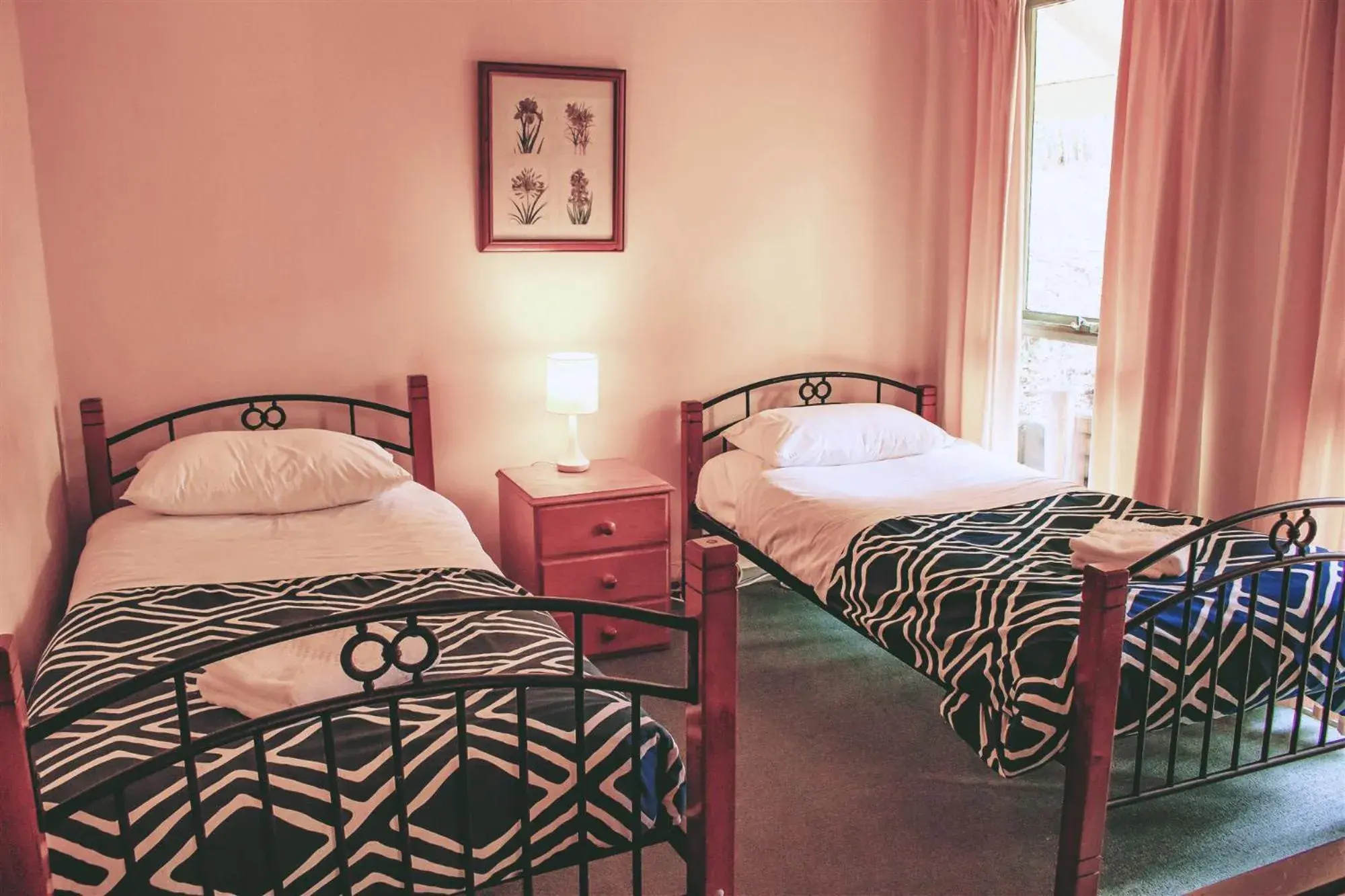 Bedroom, Bed in Kalimna Woods Cottages