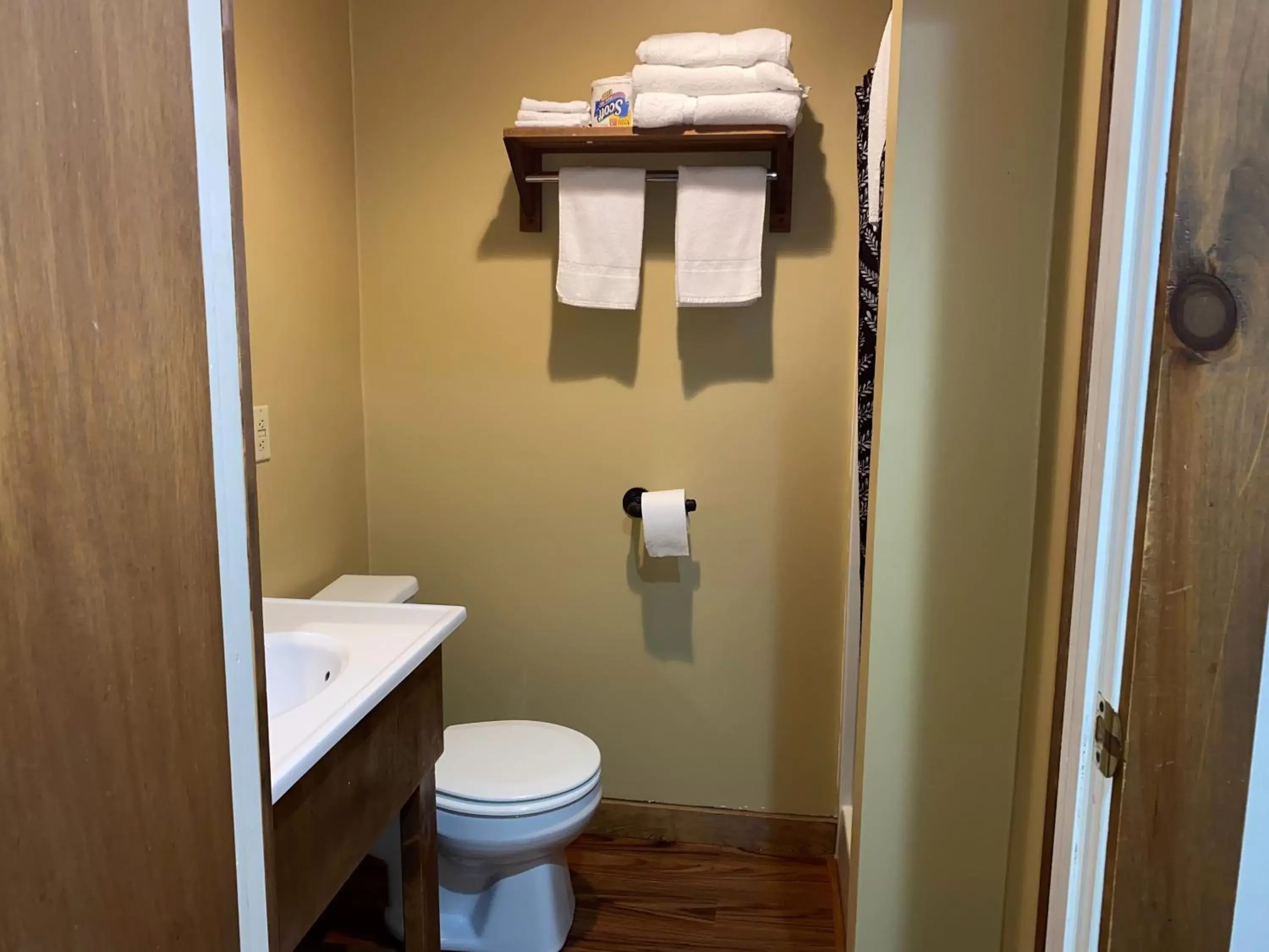 Bathroom in Lake Ontario Motel & Inn