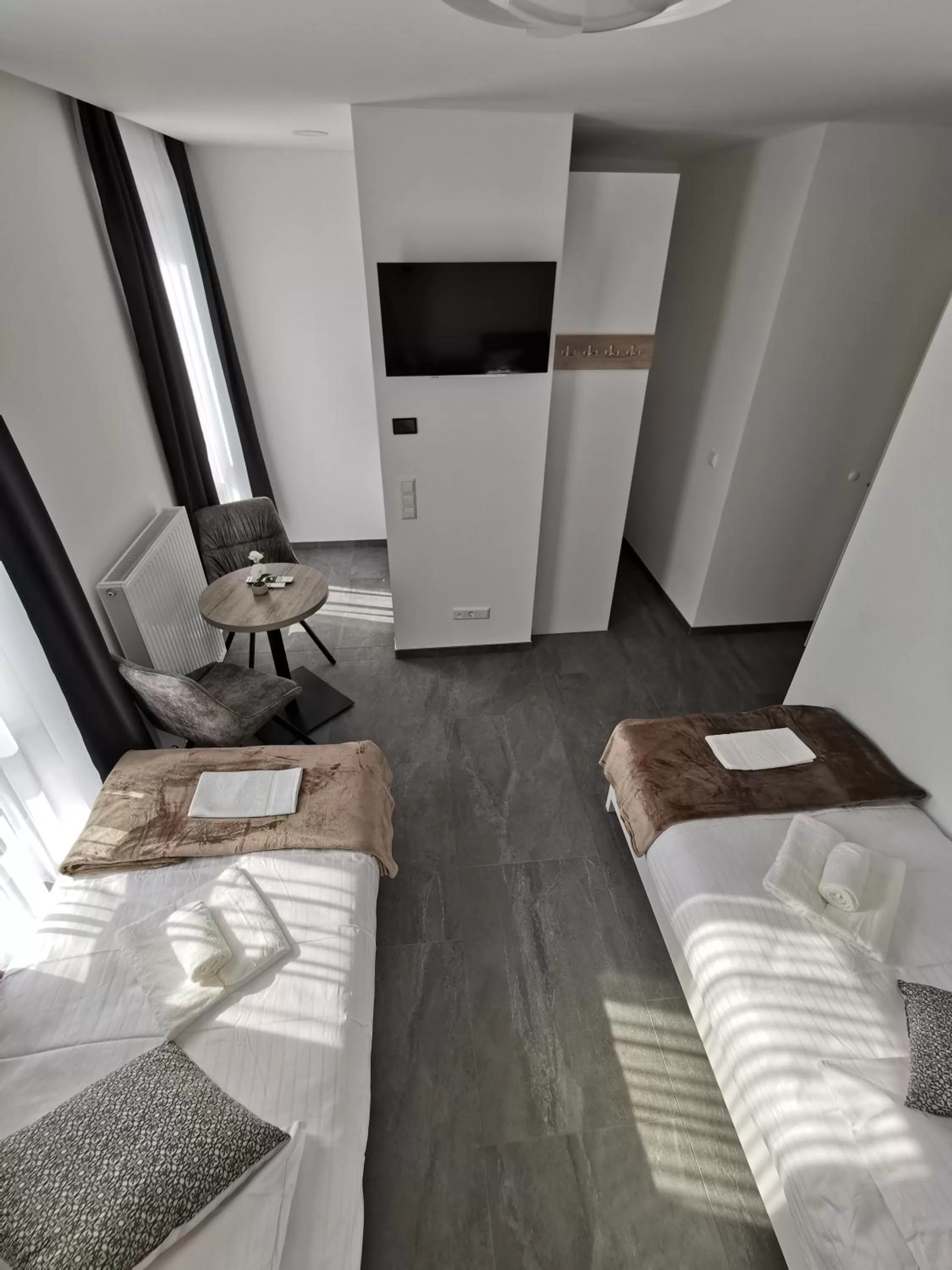 Communal lounge/ TV room, Bed in HP Apartments